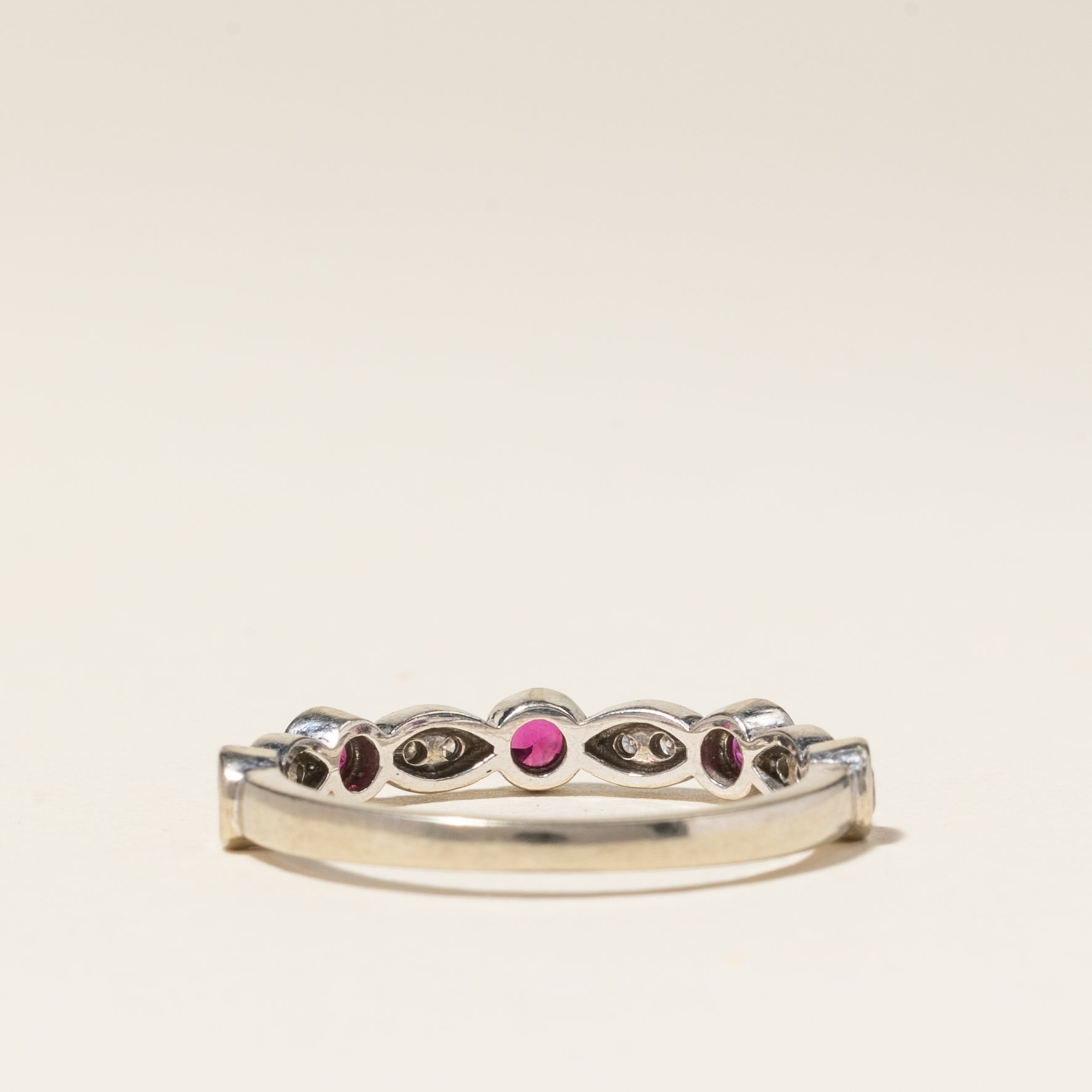 Bague en or blanc 10 carats sertie de rubis et de diamants | 0,30 ct au total, 0,04 ct au total | Taille 6 |