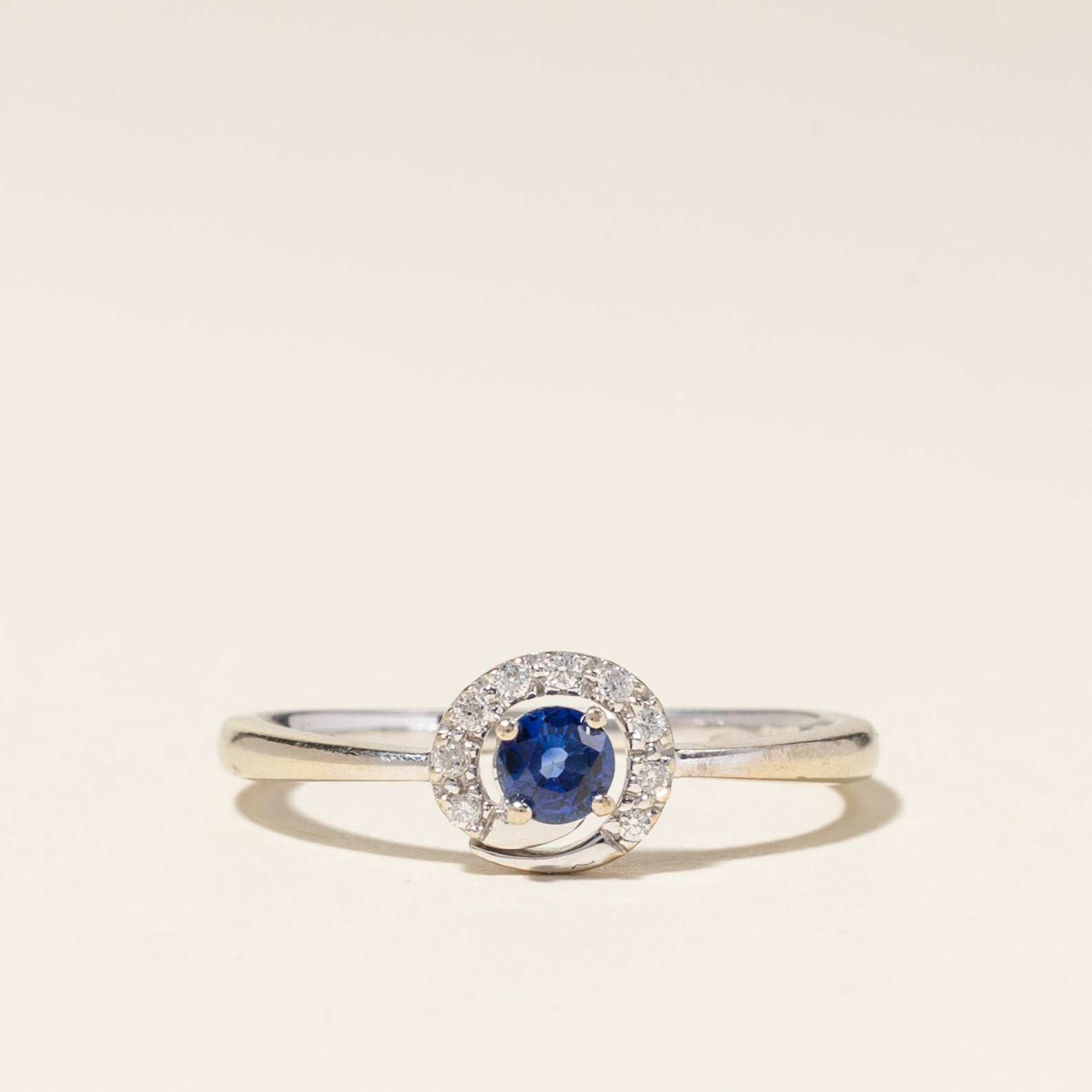 Bague en or blanc 18 carats, saphir et diamants | 0,20 ct, 0,05 ct au total | Taille 7 |