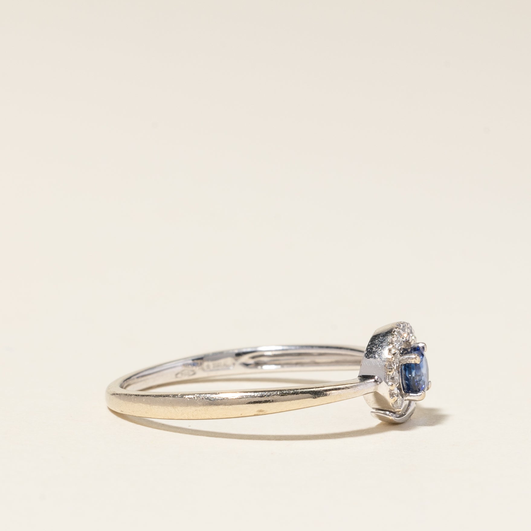Bague en or blanc 18 carats, saphir et diamants | 0,20 ct, 0,05 ct au total | Taille 7 |