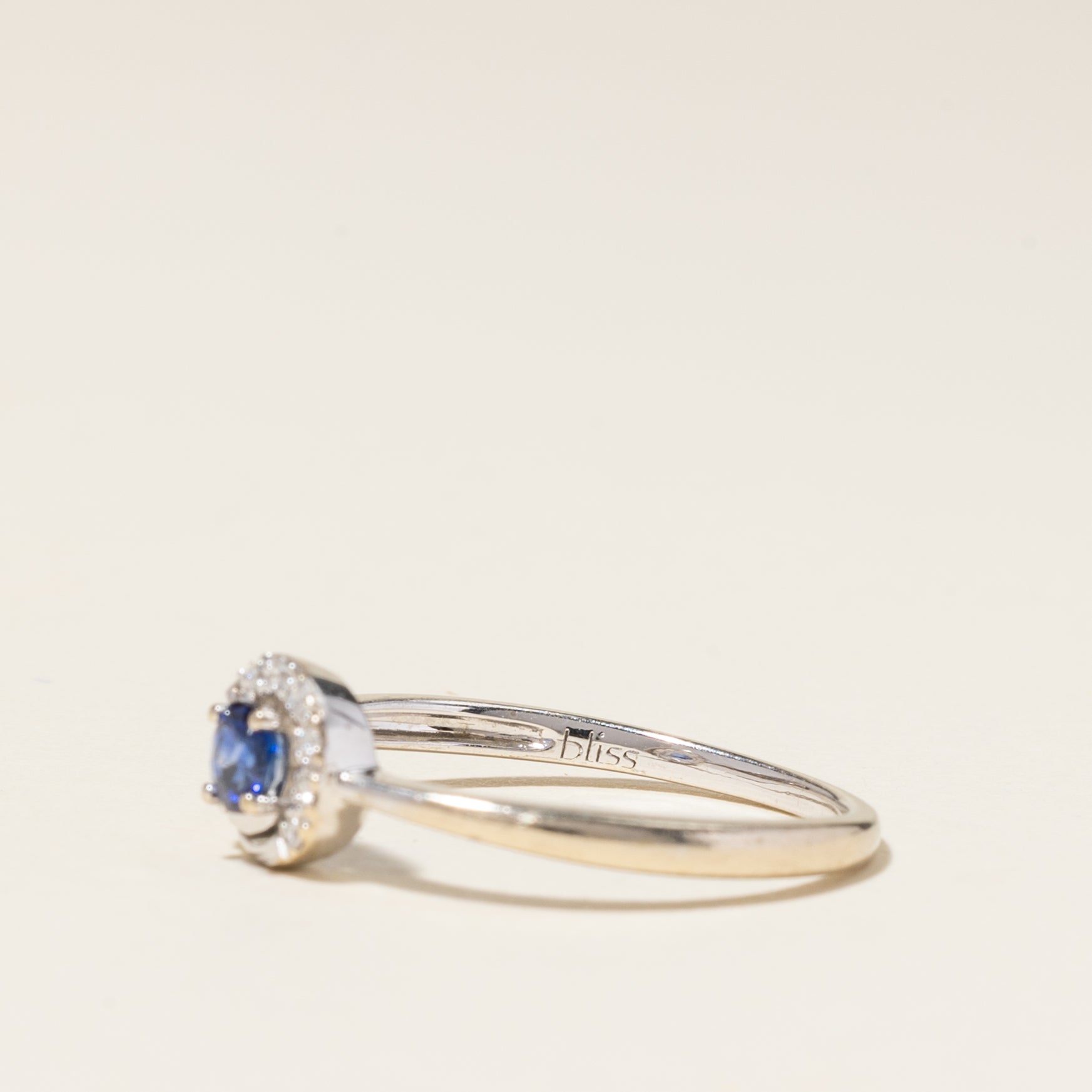 Bague en or blanc 18 carats, saphir et diamants | 0,20 ct, 0,05 ct au total | Taille 7 |