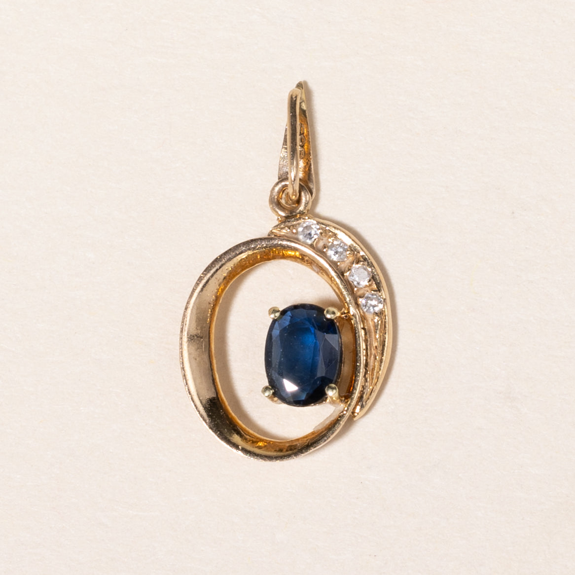 Pendentif en or jaune 14 carats, saphir et diamants | 0,20 ct, 0,02 ct au total |