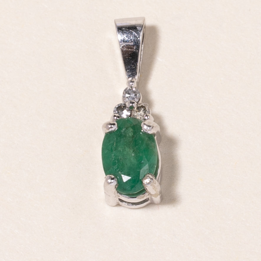 Pendentif en or blanc 10 carats avec émeraude et diamants | 0,43 ct, 0,02 ct au total |