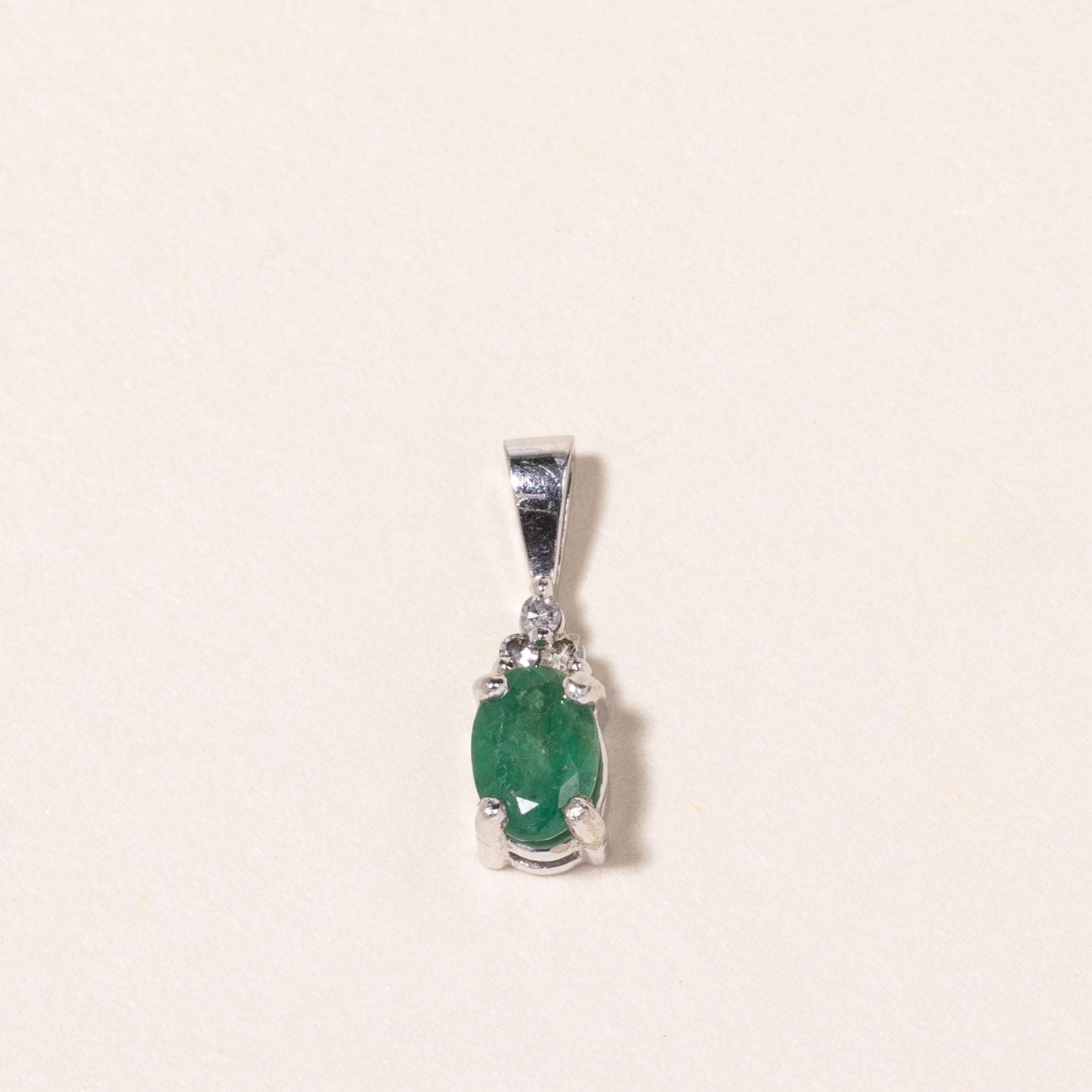 Pendentif en or blanc 10 carats avec émeraude et diamants | 0,43 ct, 0,02 ct au total |