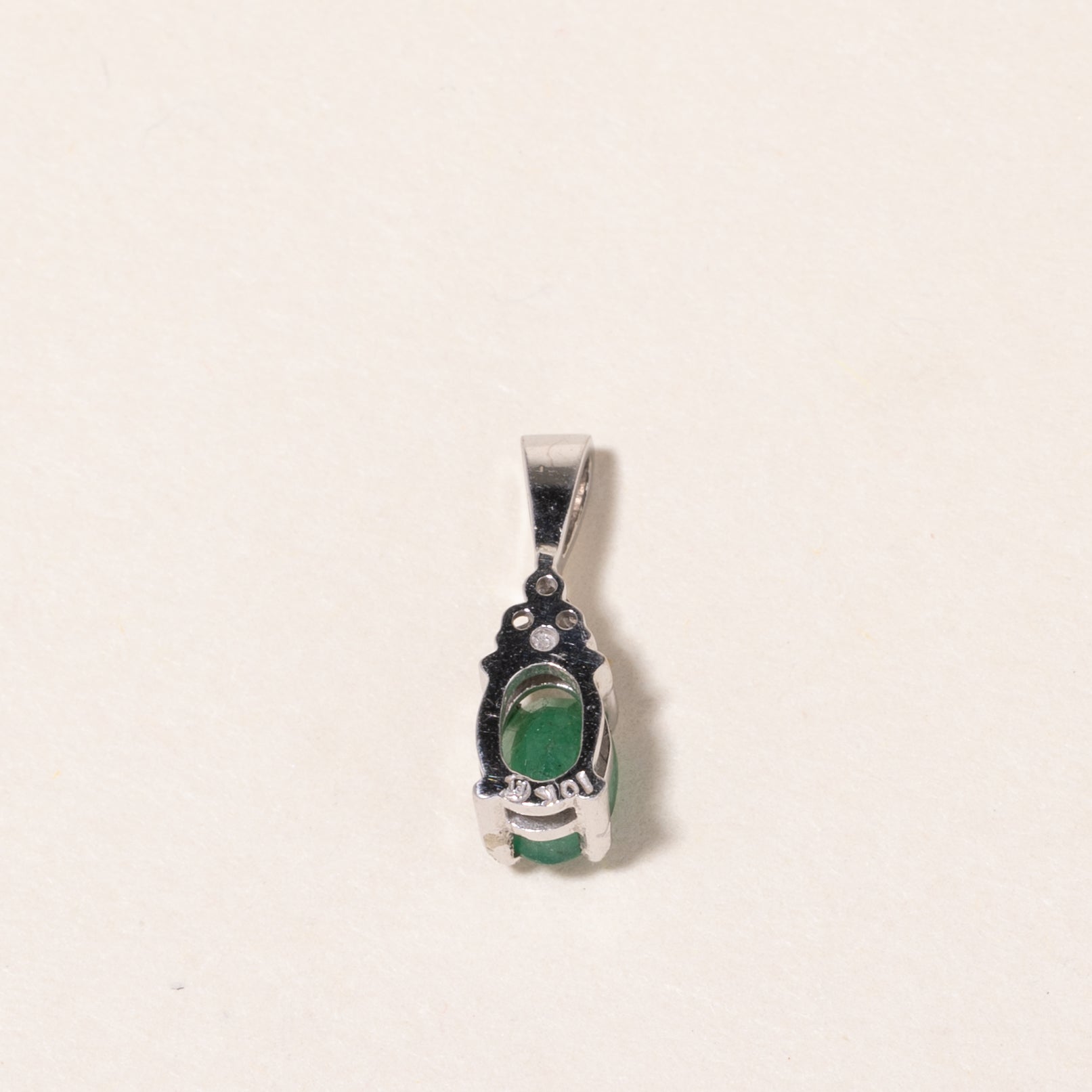 Pendentif en or blanc 10 carats avec émeraude et diamants | 0,43 ct, 0,02 ct au total |