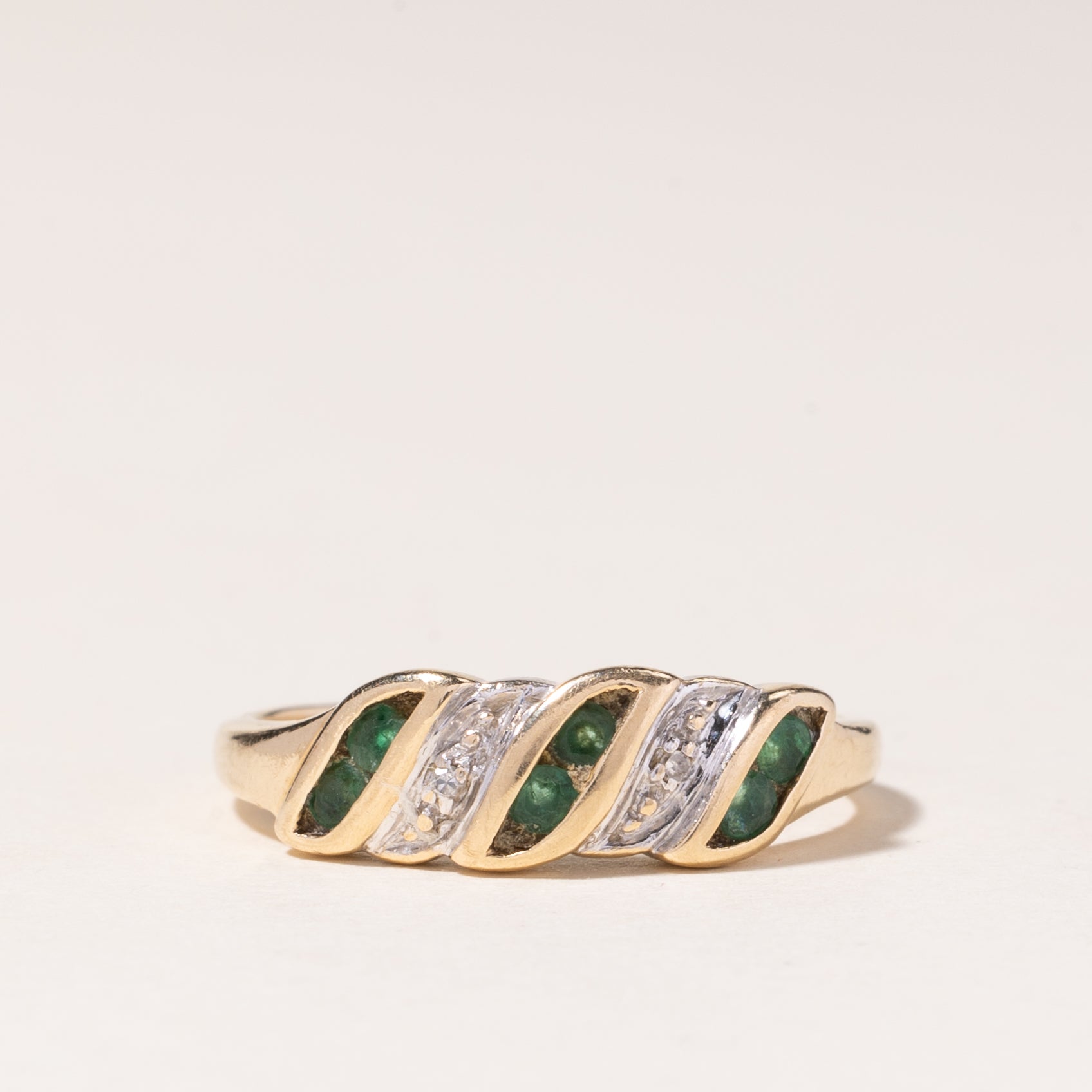Bague en or jaune 10 carats avec émeraude et diamants | 0,12 ct au total, 0,01 ct au total | Taille 6,5 |
