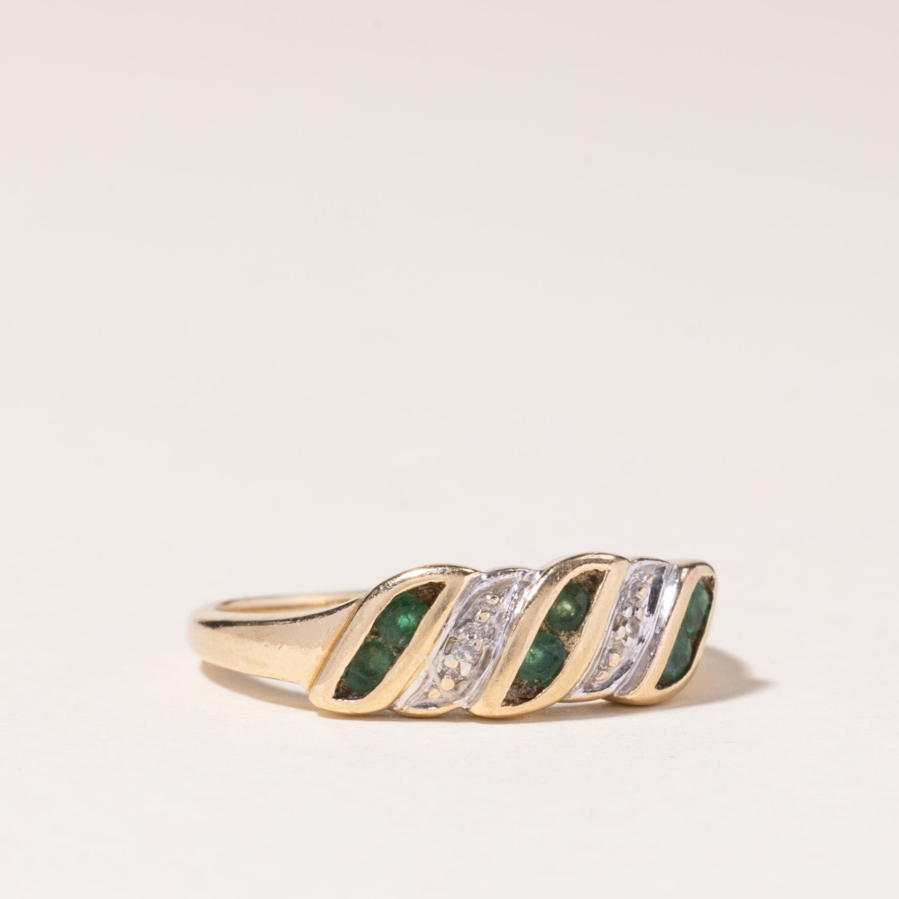 Bague en or jaune 10 carats avec émeraude et diamants | 0,12 ct au total, 0,01 ct au total | Taille 6,5 |