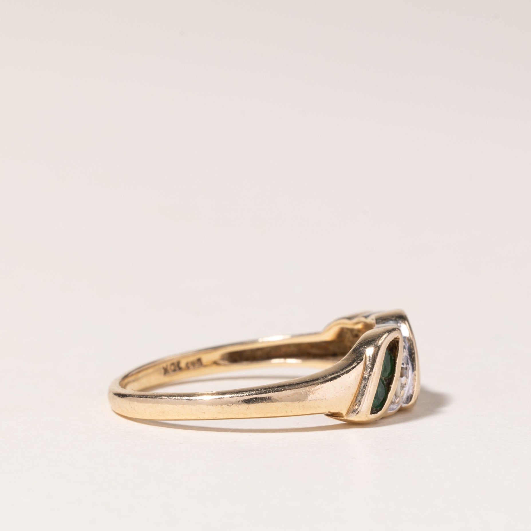 Bague en or jaune 10 carats avec émeraude et diamants | 0,12 ct au total, 0,01 ct au total | Taille 6,5 |