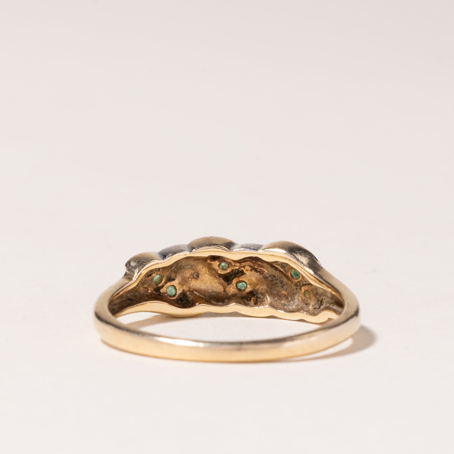 Bague en or jaune 10 carats avec émeraude et diamants | 0,12 ct au total, 0,01 ct au total | Taille 6,5 |