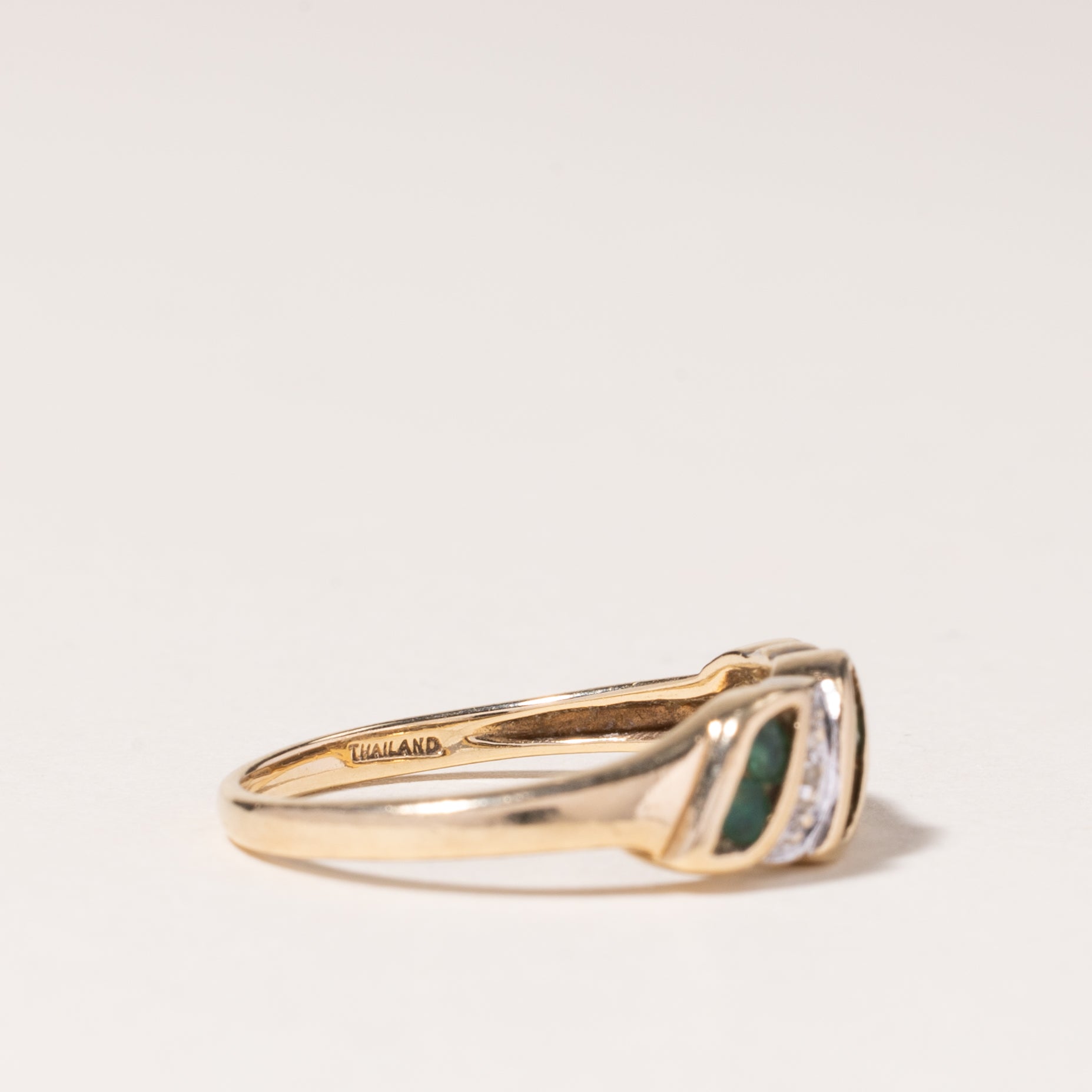 Bague en or jaune 10 carats avec émeraude et diamants | 0,12 ct au total, 0,01 ct au total | Taille 6,5 |