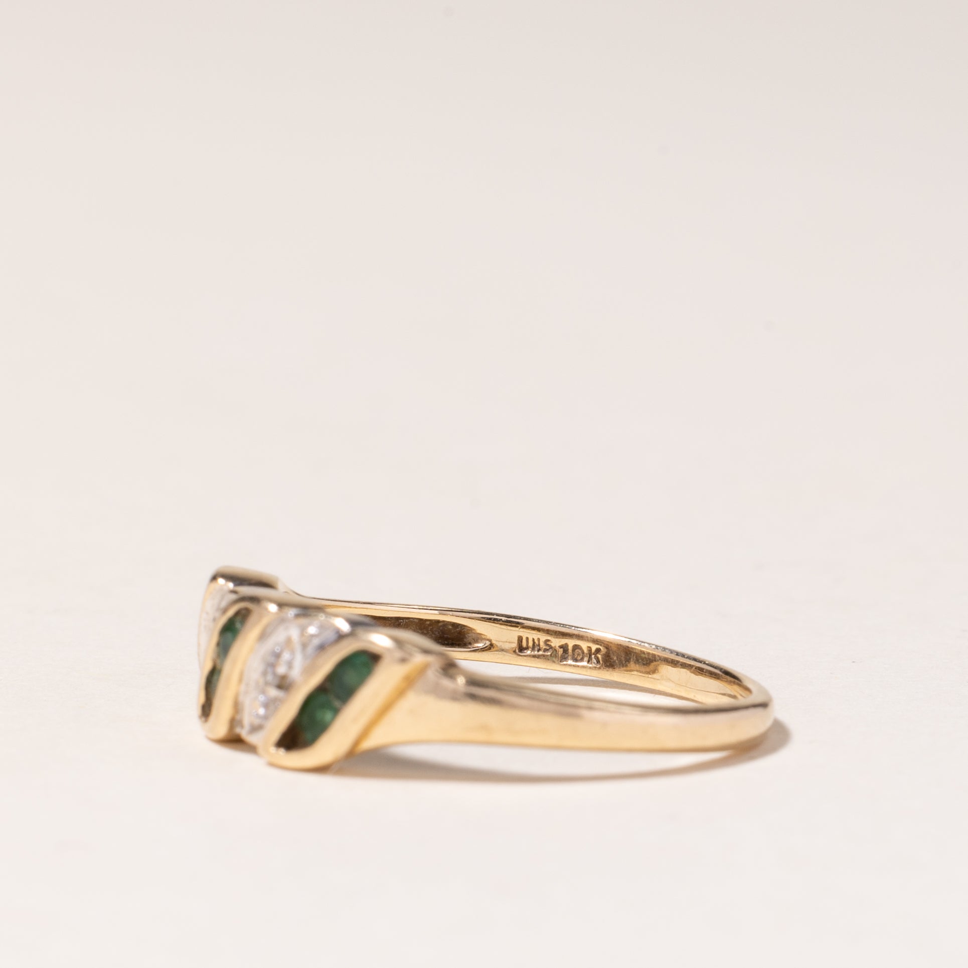Bague en or jaune 10 carats avec émeraude et diamants | 0,12 ct au total, 0,01 ct au total | Taille 6,5 |