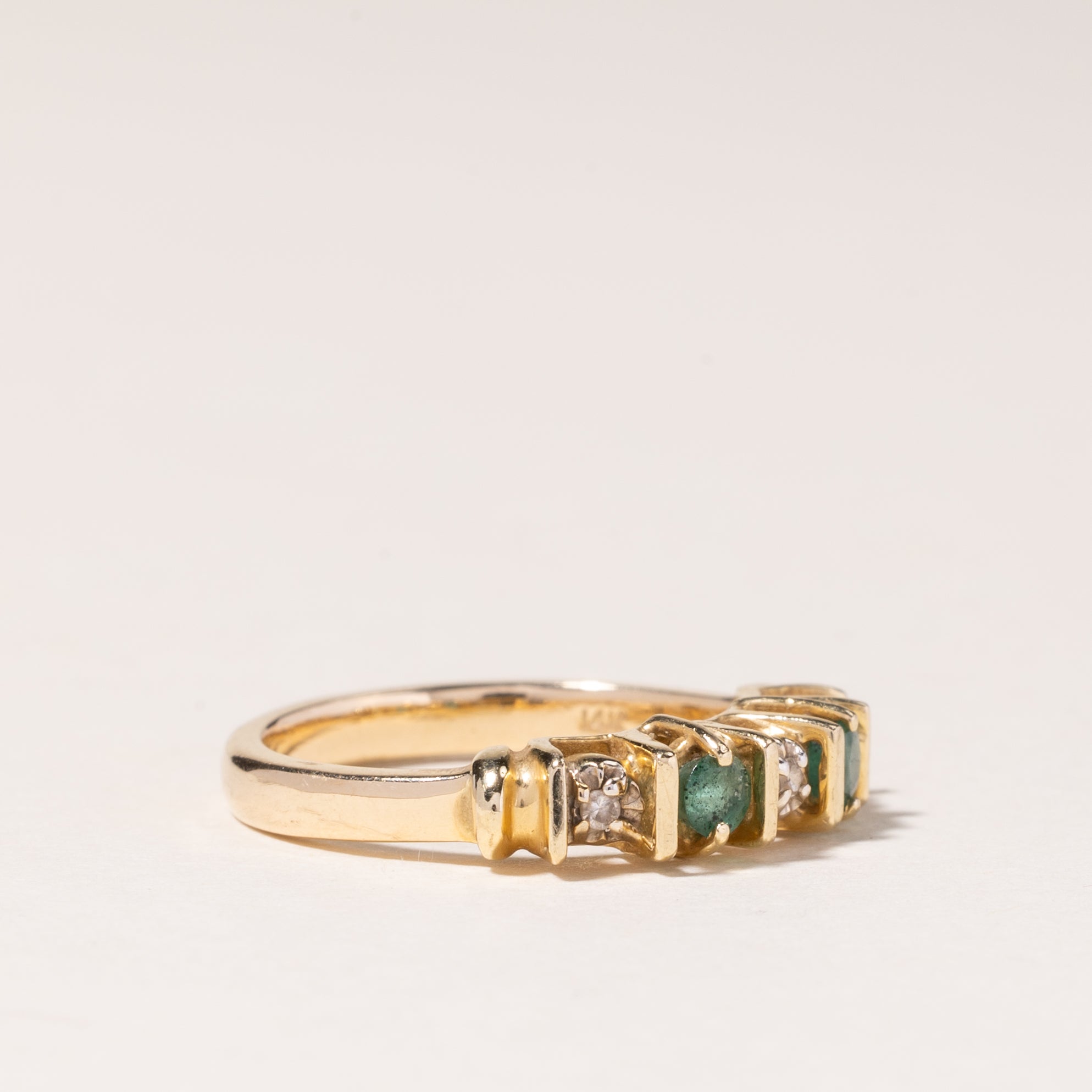 Bague en or jaune 14 carats avec émeraude et diamants | 0,16 ct, 0,02 ct au total | Taille 5 |
