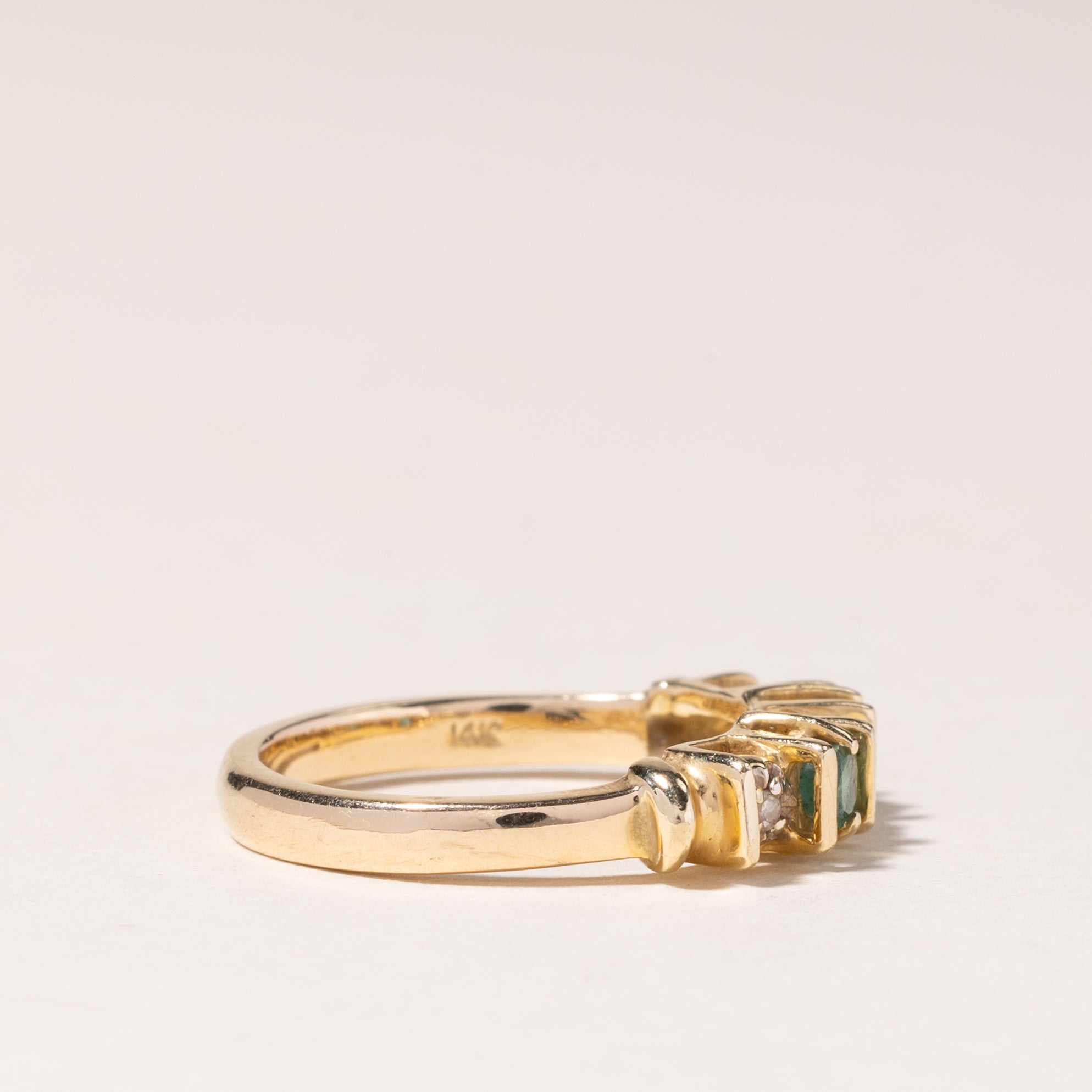 Bague en or jaune 14 carats avec émeraude et diamants | 0,16 ct, 0,02 ct au total | Taille 5 |