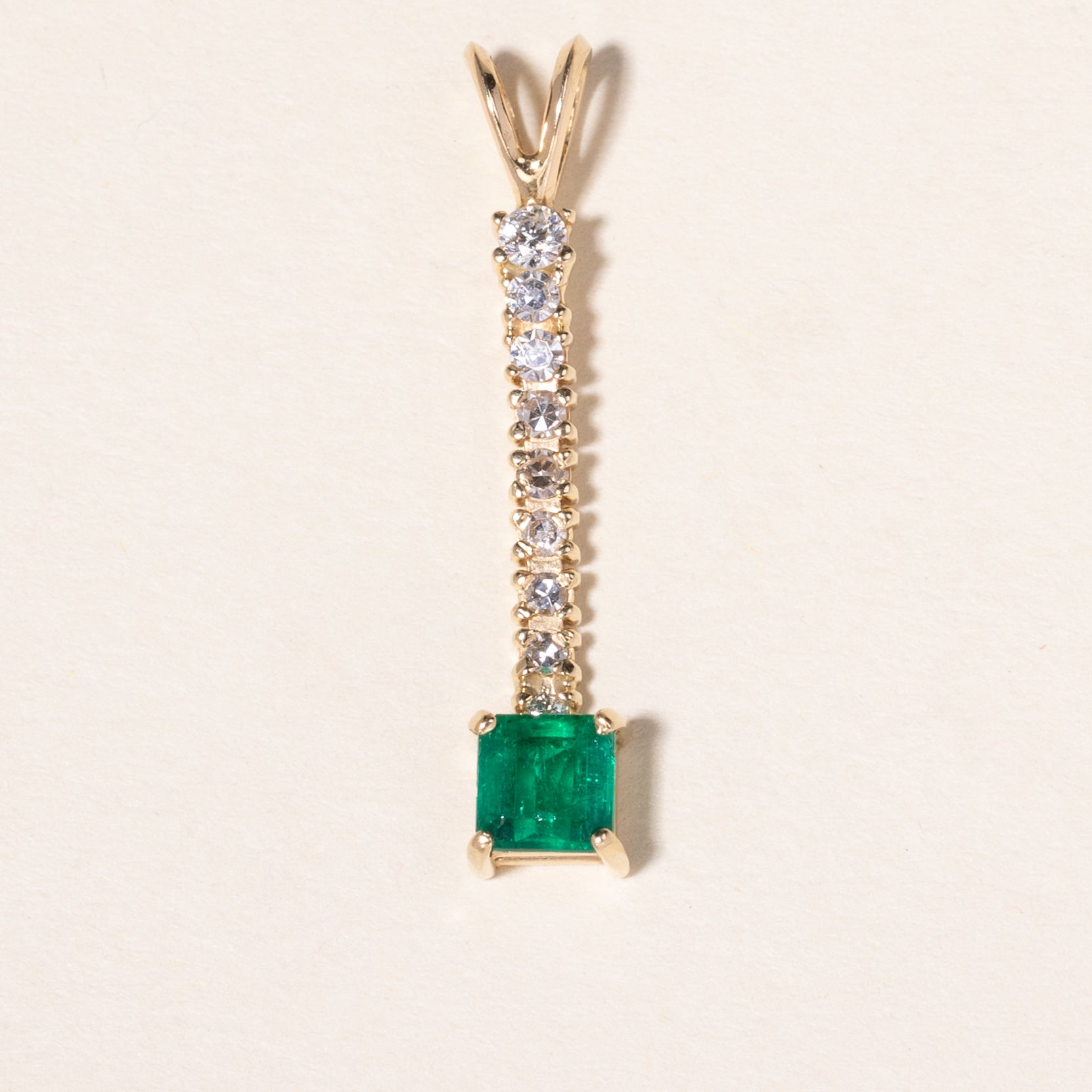 Pendentif en or jaune 14 carats avec émeraude et diamants | 0,53 ct, 0,23 ct au total |