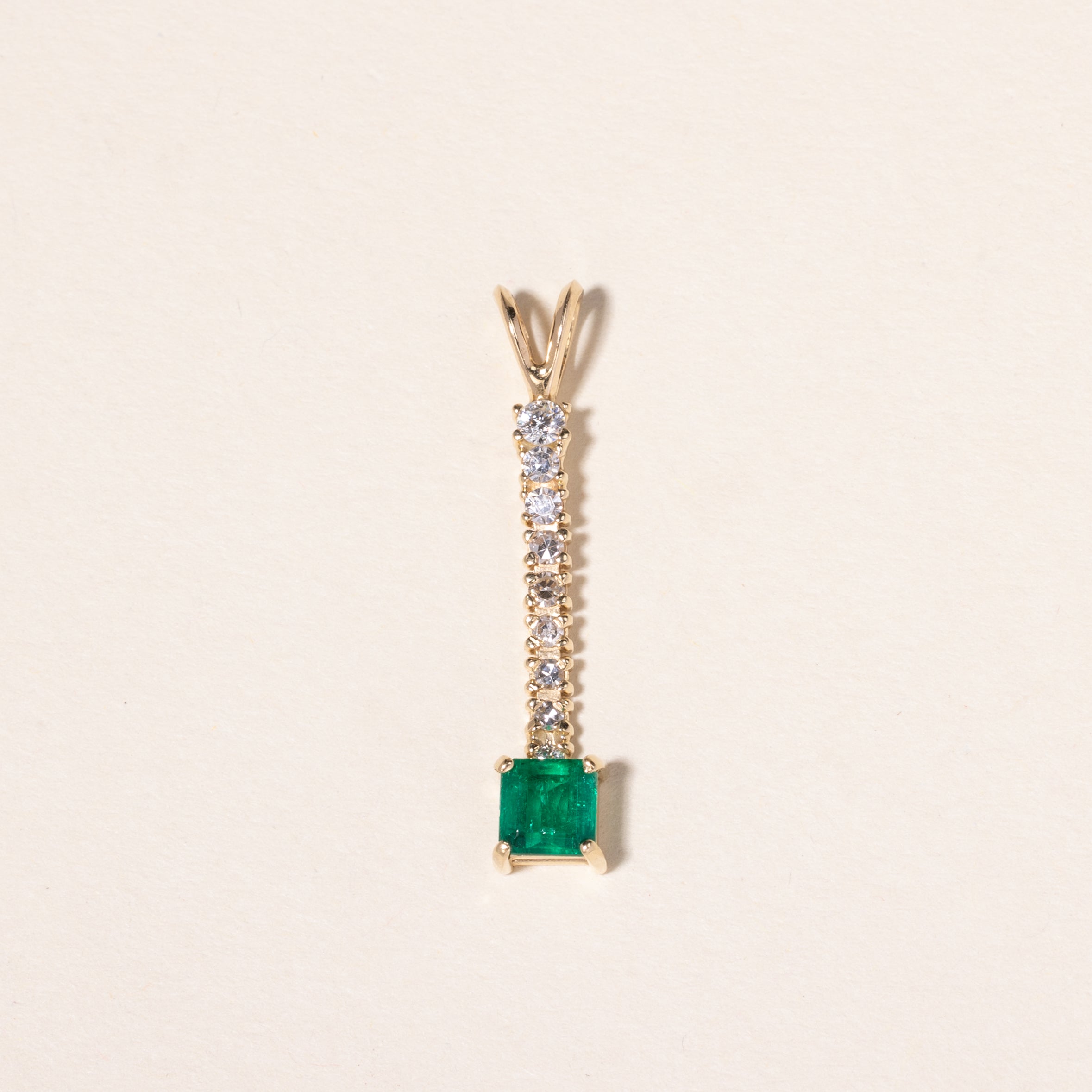 Pendentif en or jaune 14 carats avec émeraude et diamants | 0,53 ct, 0,23 ct au total |