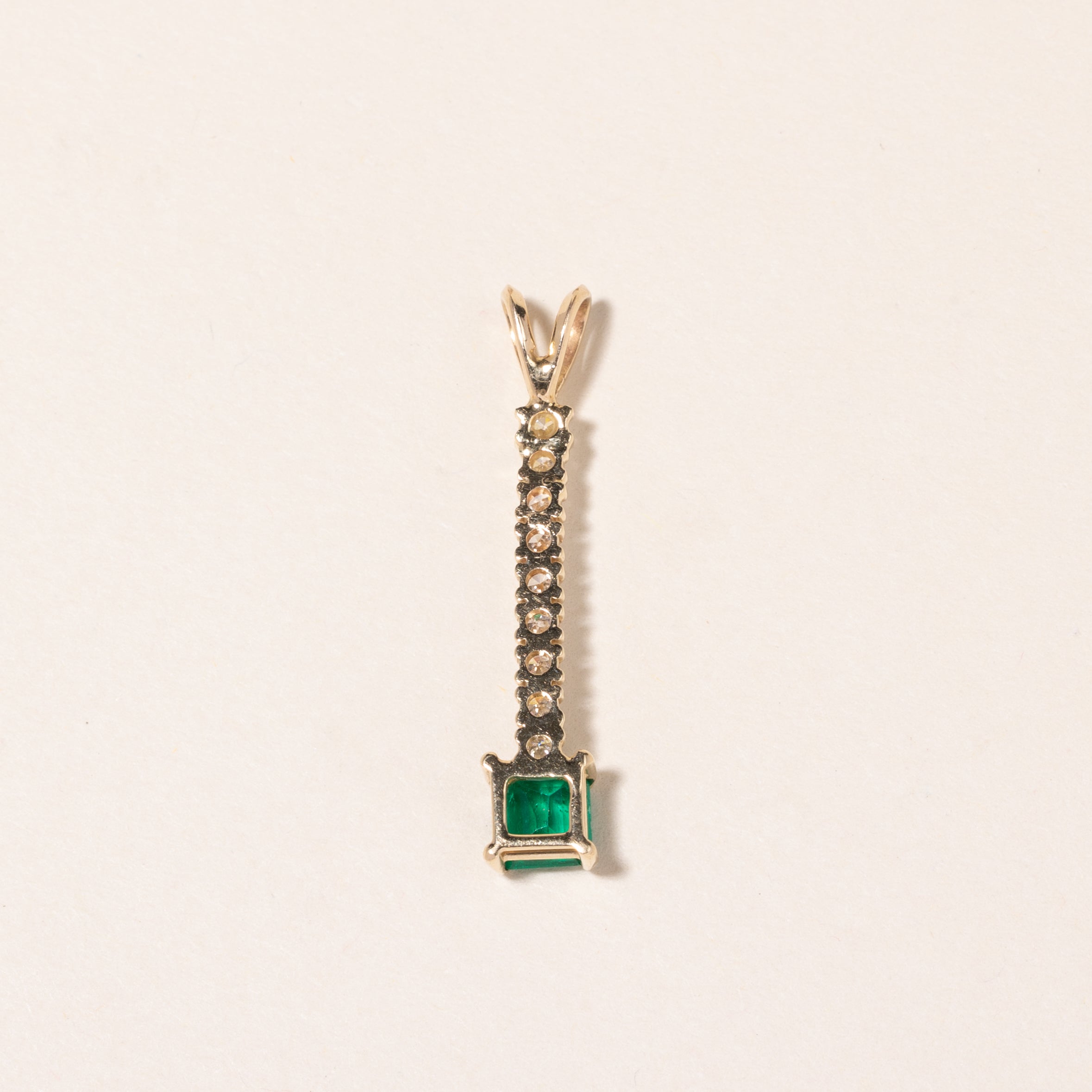 Pendentif en or jaune 14 carats avec émeraude et diamants | 0,53 ct, 0,23 ct au total |