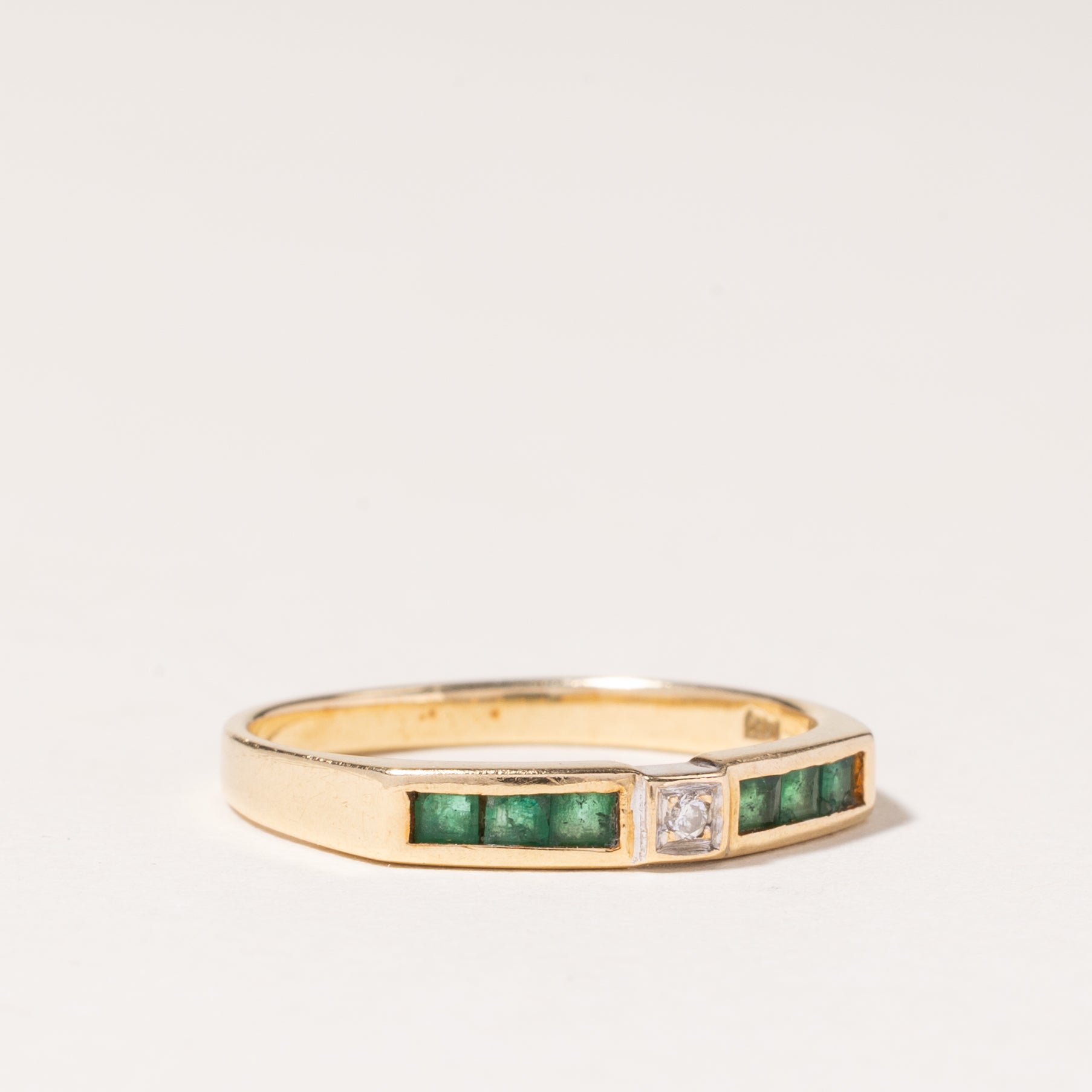 Bague en or jaune 14 carats avec émeraude et diamants | 0,13 ct au total, 0,01 ct | Taille 6,25 |