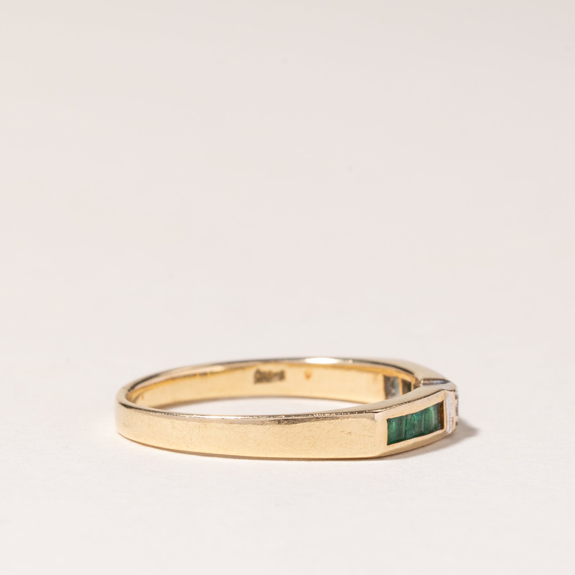 Bague en or jaune 14 carats avec émeraude et diamants | 0,13 ct au total, 0,01 ct | Taille 6,25 |