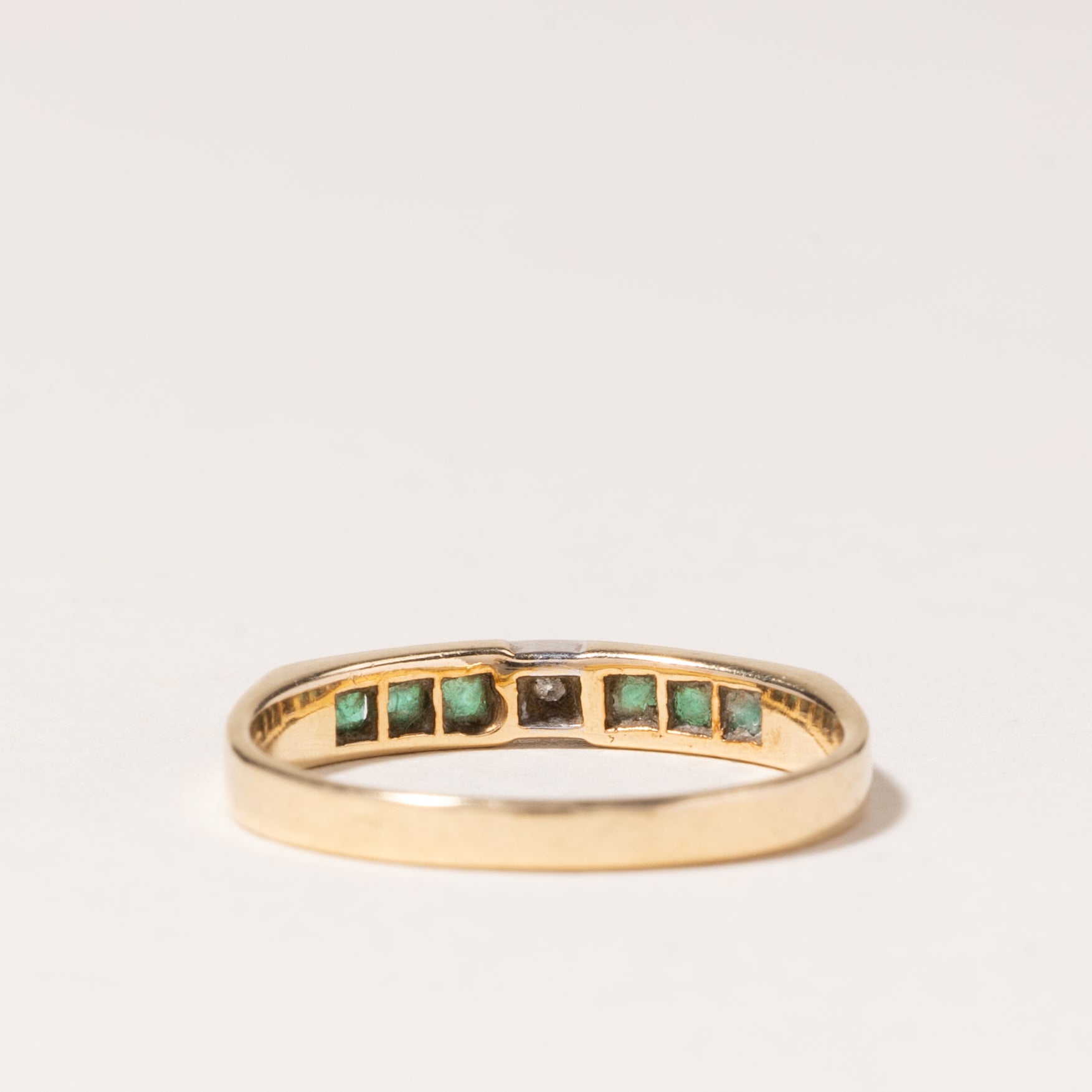 Bague en or jaune 14 carats avec émeraude et diamants | 0,13 ct au total, 0,01 ct | Taille 6,25 |