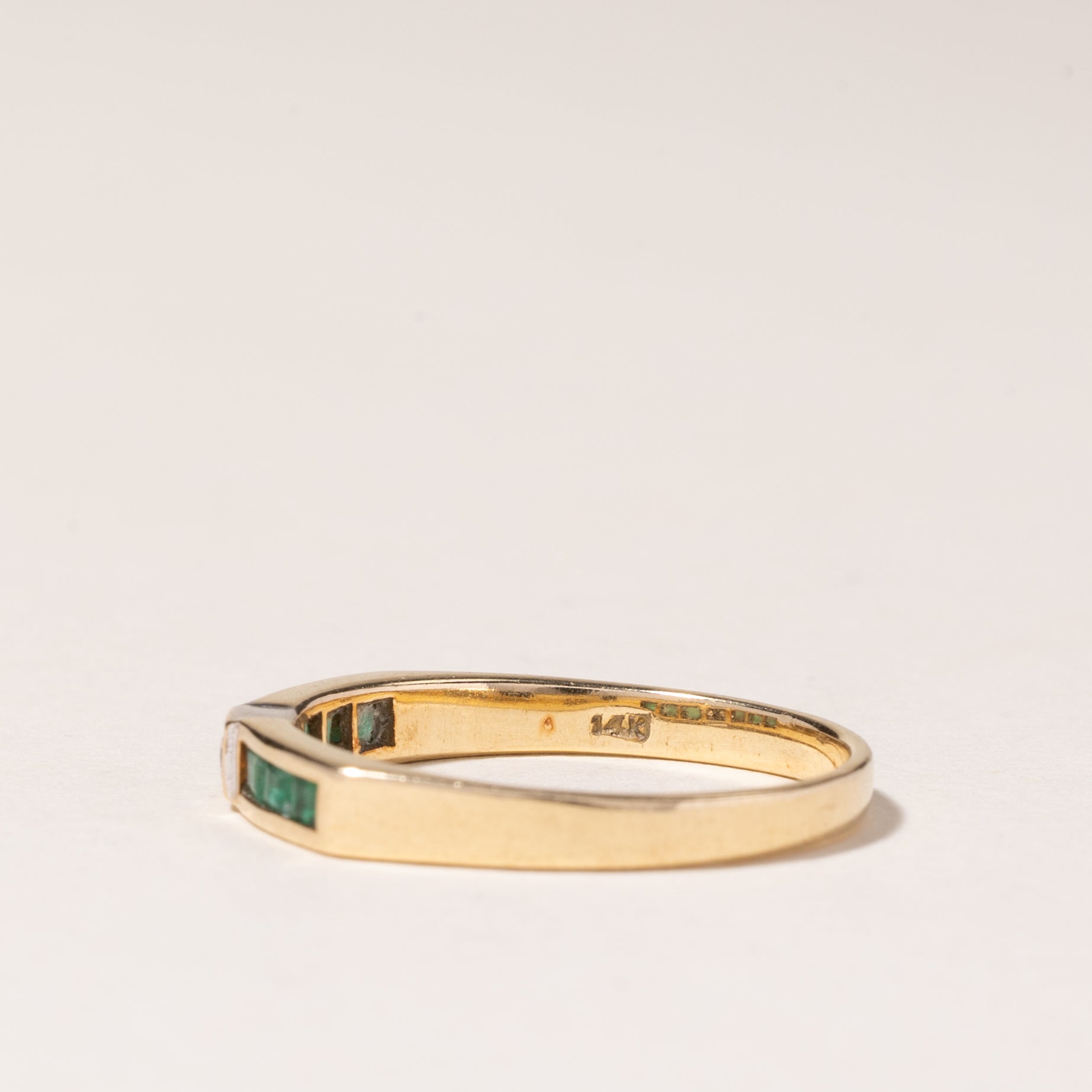 Bague en or jaune 14 carats avec émeraude et diamants | 0,13 ct au total, 0,01 ct | Taille 6,25 |