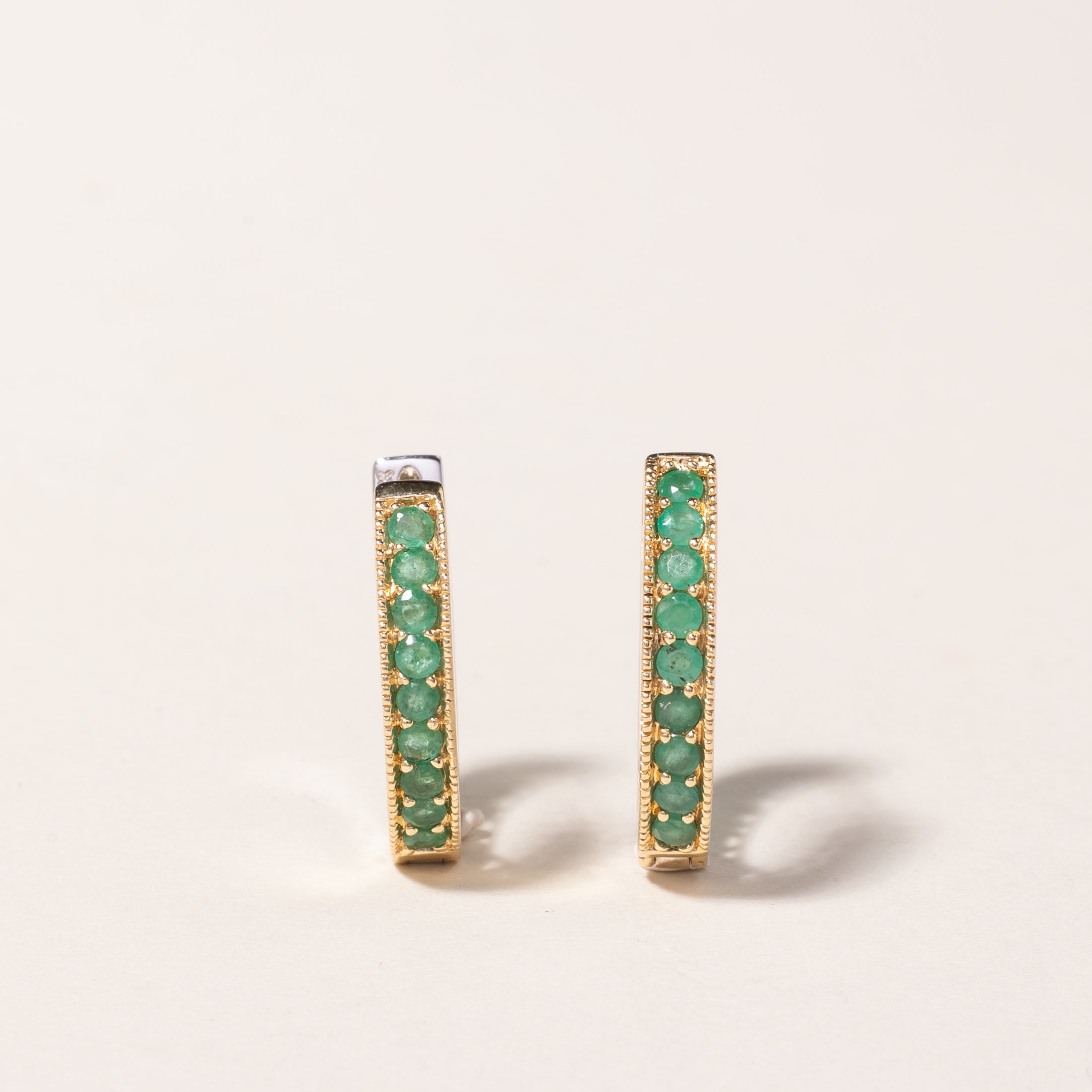 Boucles d'oreilles créoles en or bicolore 14 carats et émeraudes | 1,08 ct au total |