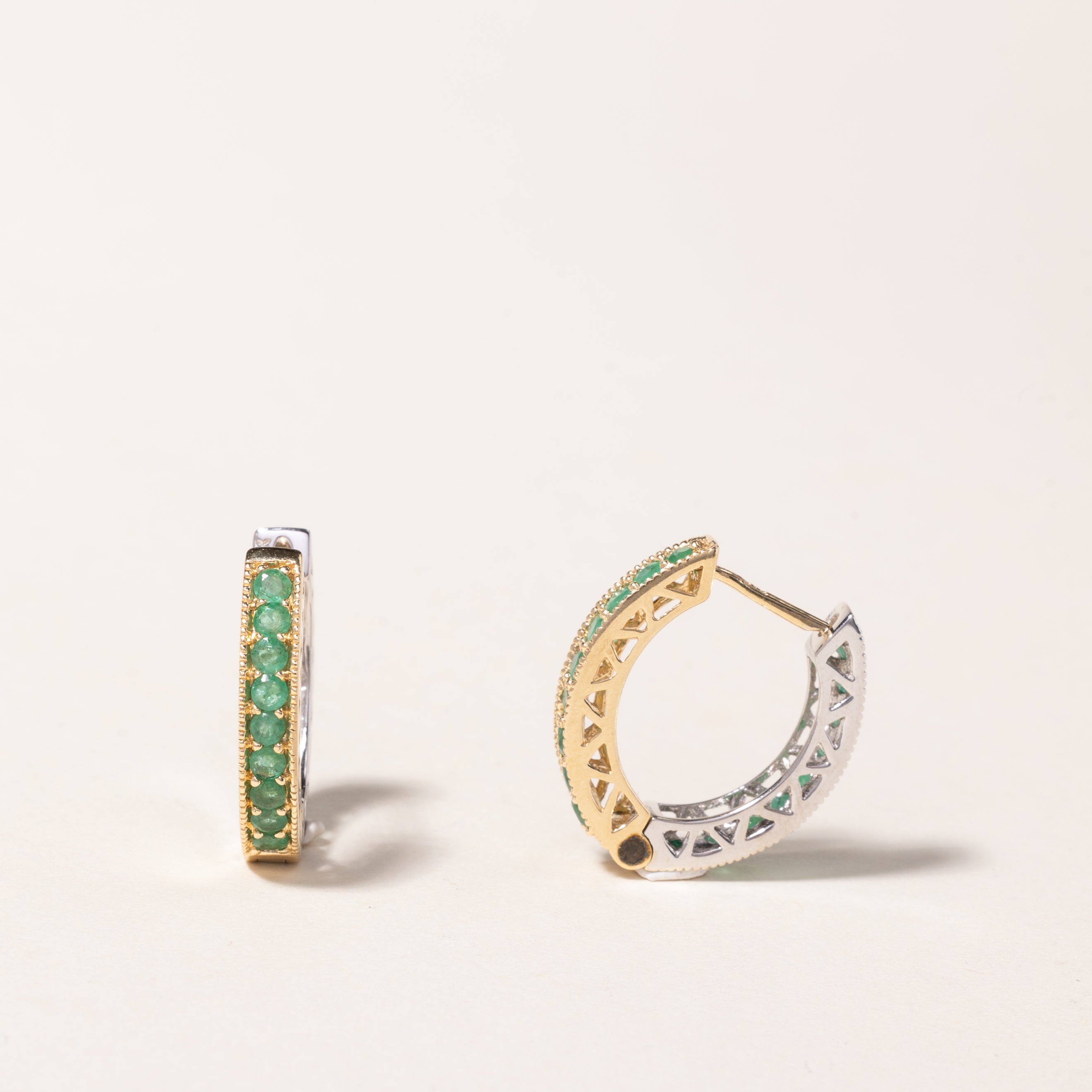 Boucles d'oreilles créoles en or bicolore 14 carats et émeraudes | 1,08 ct au total |