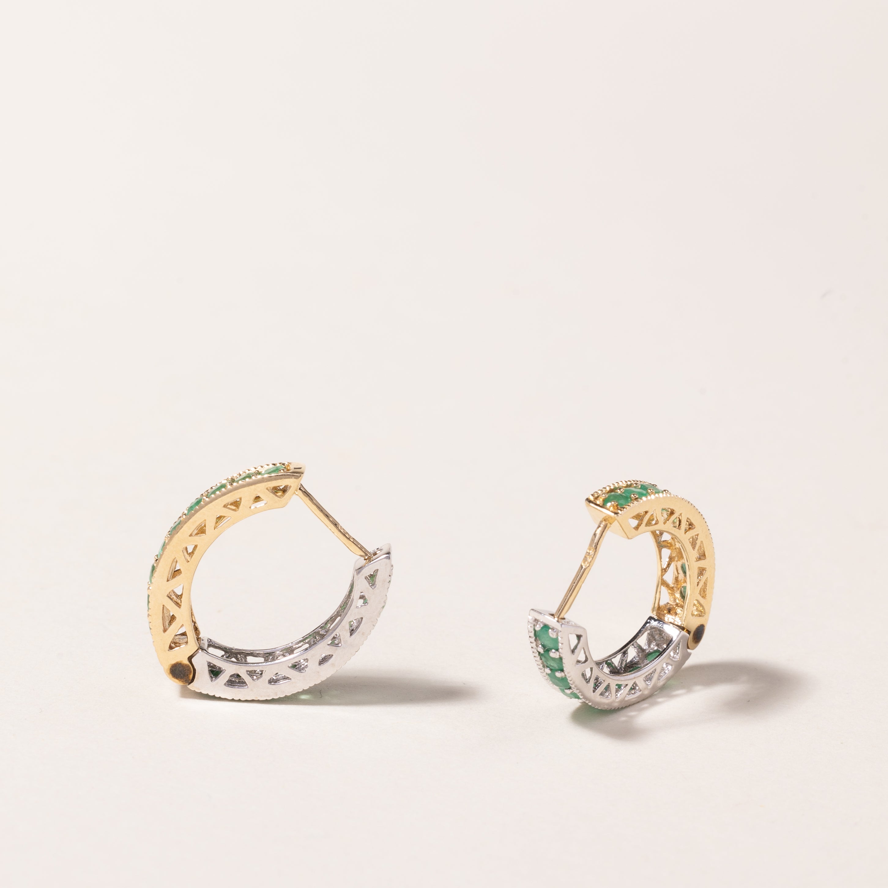 Boucles d'oreilles créoles en or bicolore 14 carats et émeraudes | 1,08 ct au total |