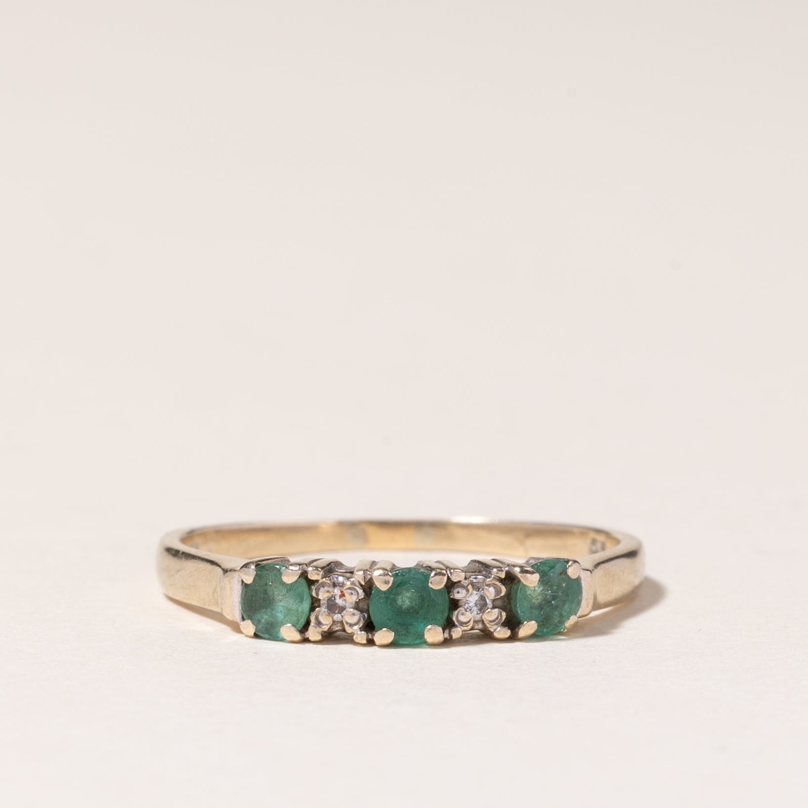 Bague en or jaune 14 carats sertie d'émeraudes et de diamants | 0,23 ct au total, 0,01 ct au total | Taille 4,75 |