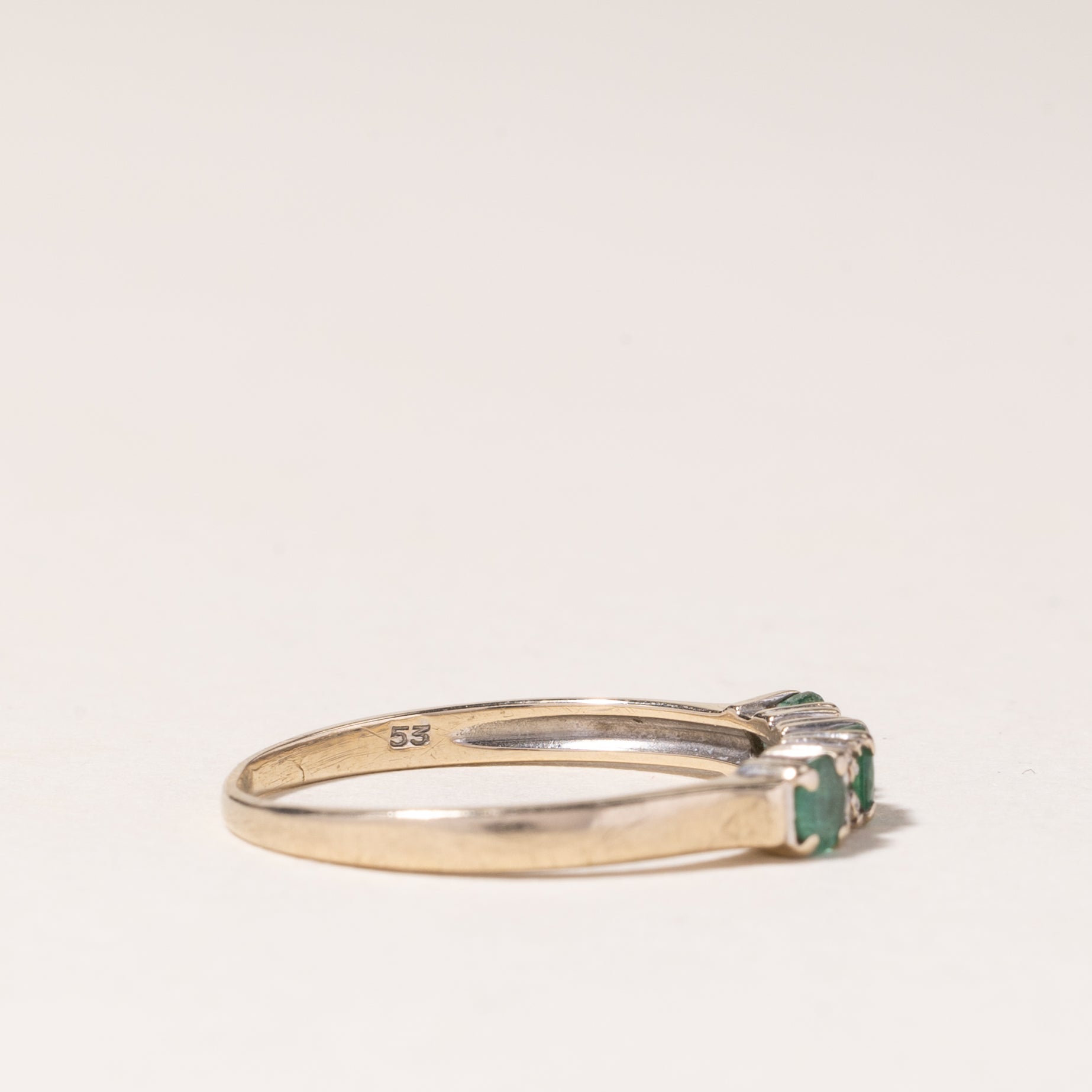 Bague en or jaune 14 carats sertie d'émeraudes et de diamants | 0,23 ct au total, 0,01 ct au total | Taille 4,75 |