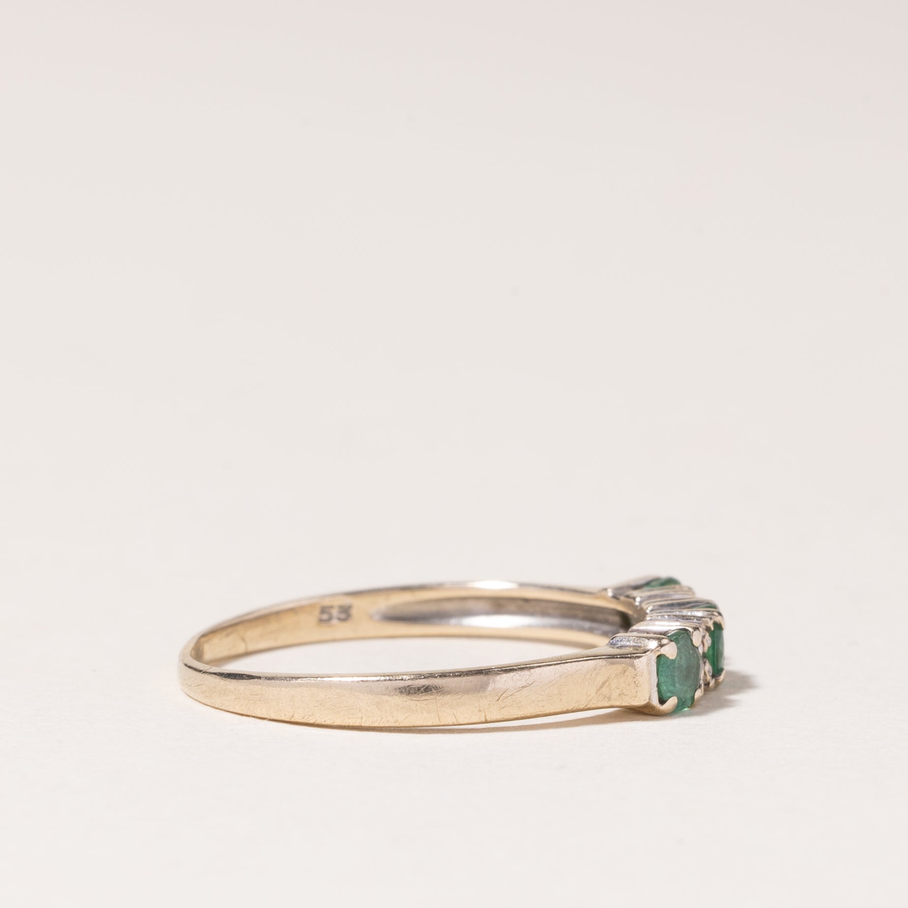 Bague en or jaune 14 carats sertie d'émeraudes et de diamants | 0,23 ct au total, 0,01 ct au total | Taille 4,75 |