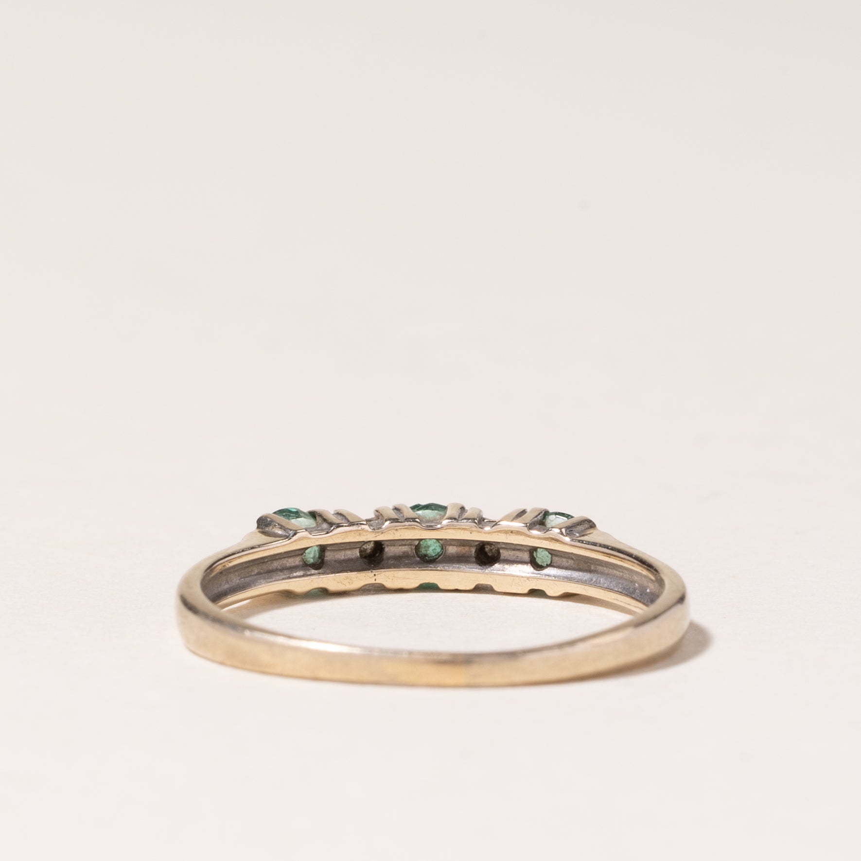 Bague en or jaune 14 carats sertie d'émeraudes et de diamants | 0,23 ct au total, 0,01 ct au total | Taille 4,75 |