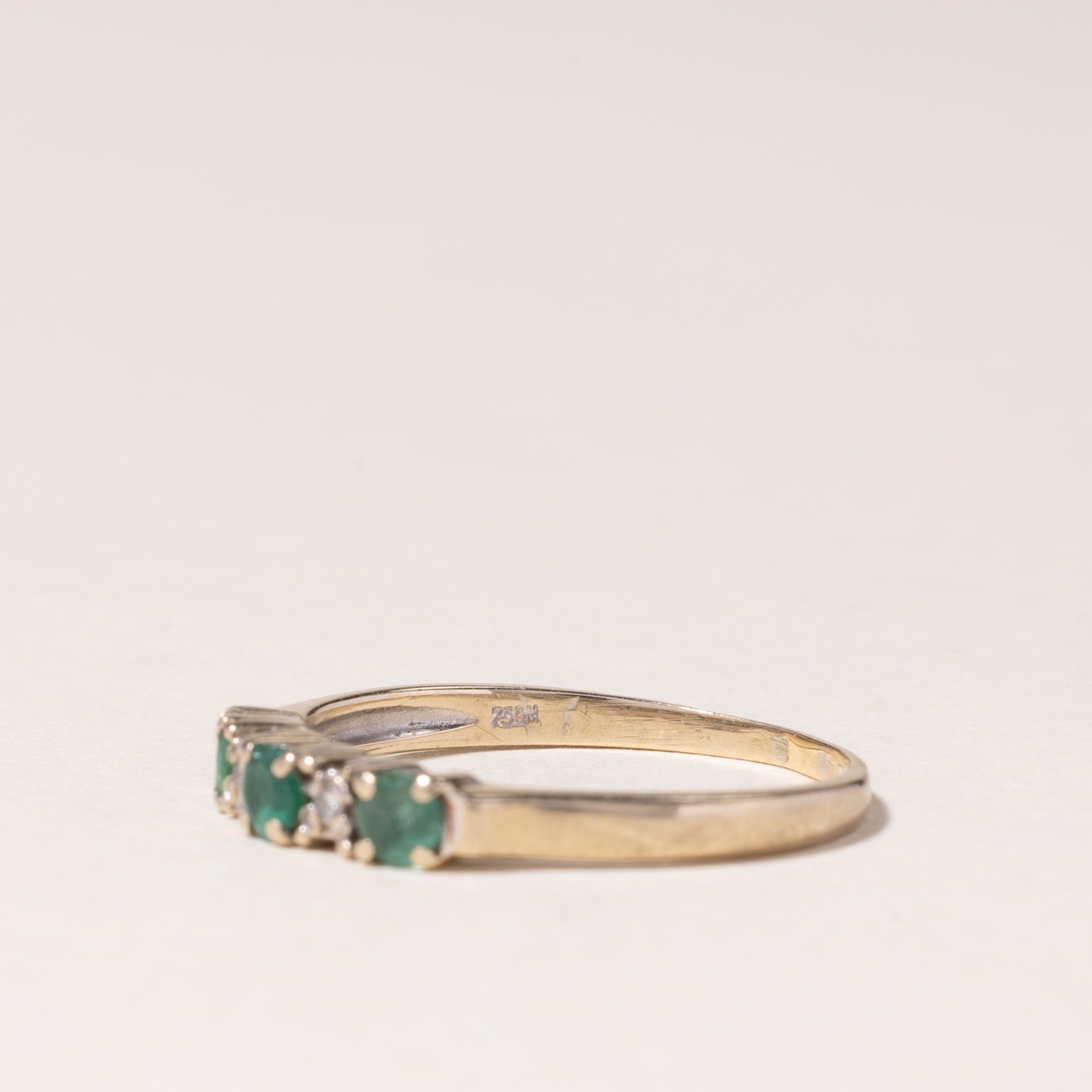 Bague en or jaune 14 carats sertie d'émeraudes et de diamants | 0,23 ct au total, 0,01 ct au total | Taille 4,75 |