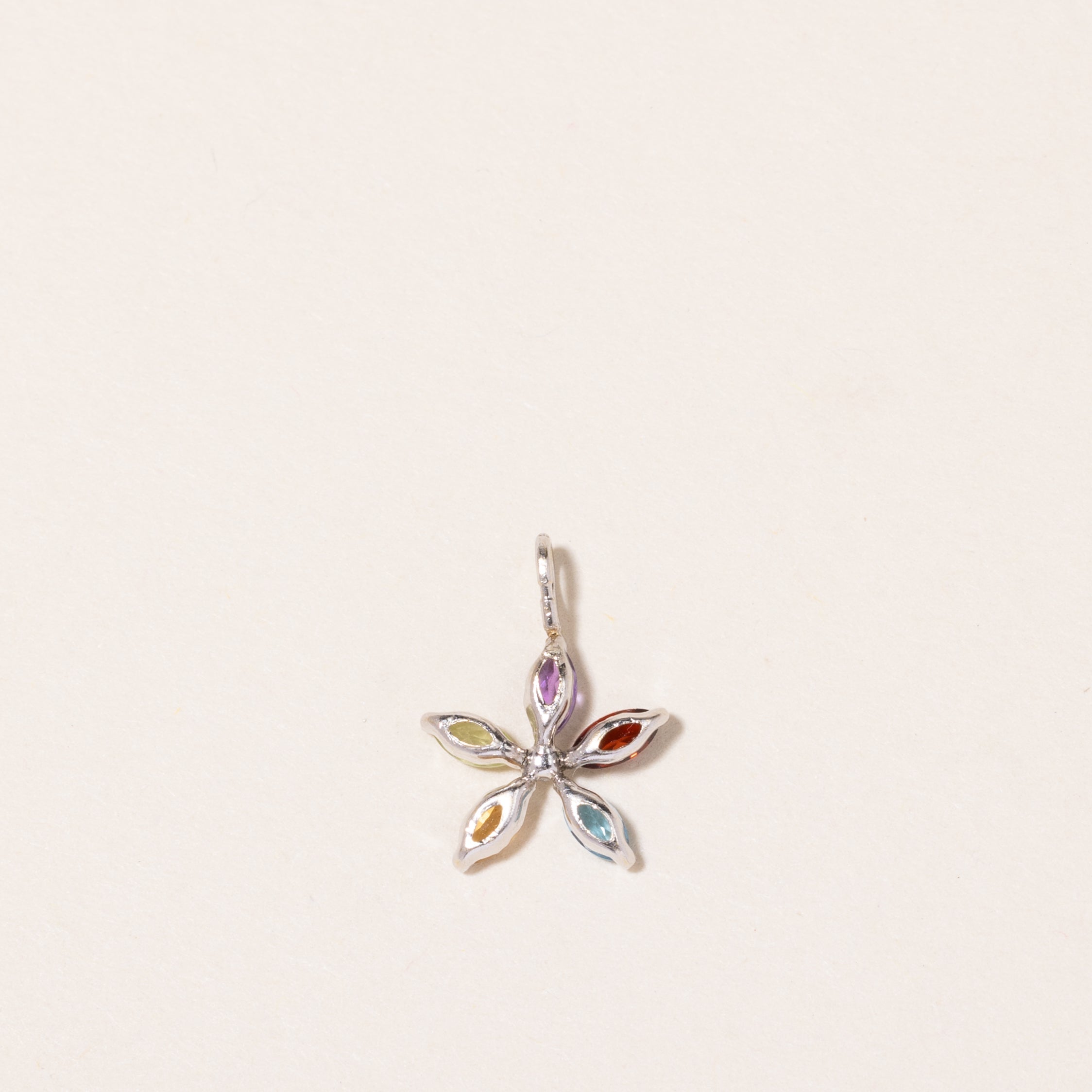Pendentif fleur en or blanc 14 carats serti de plusieurs pierres précieuses et de diamants | 0,34 ct au total, 0,01 ct |