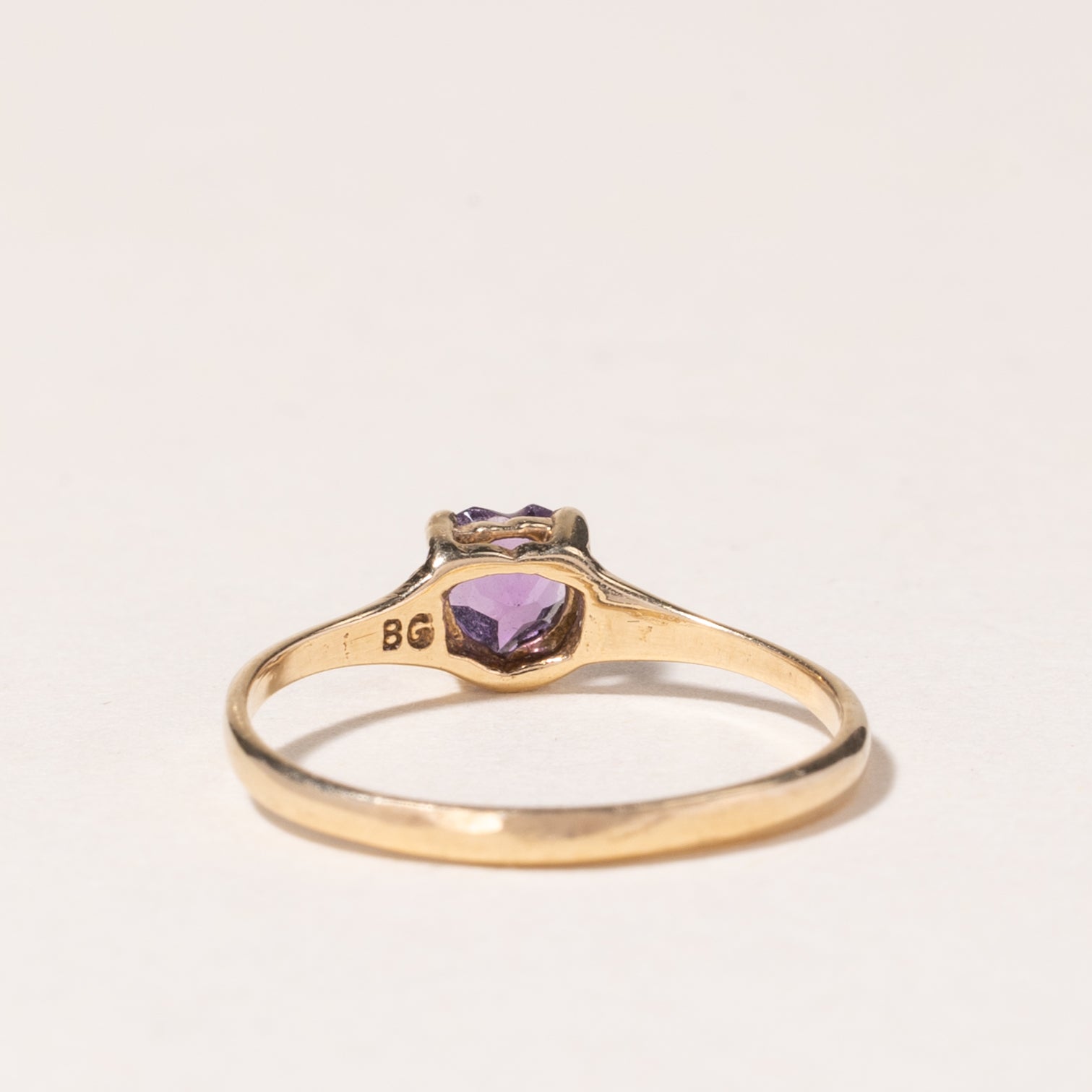 Bague en or jaune 10 carats avec améthyste taille cœur | 0,23 ct | Taille 2,75 |
