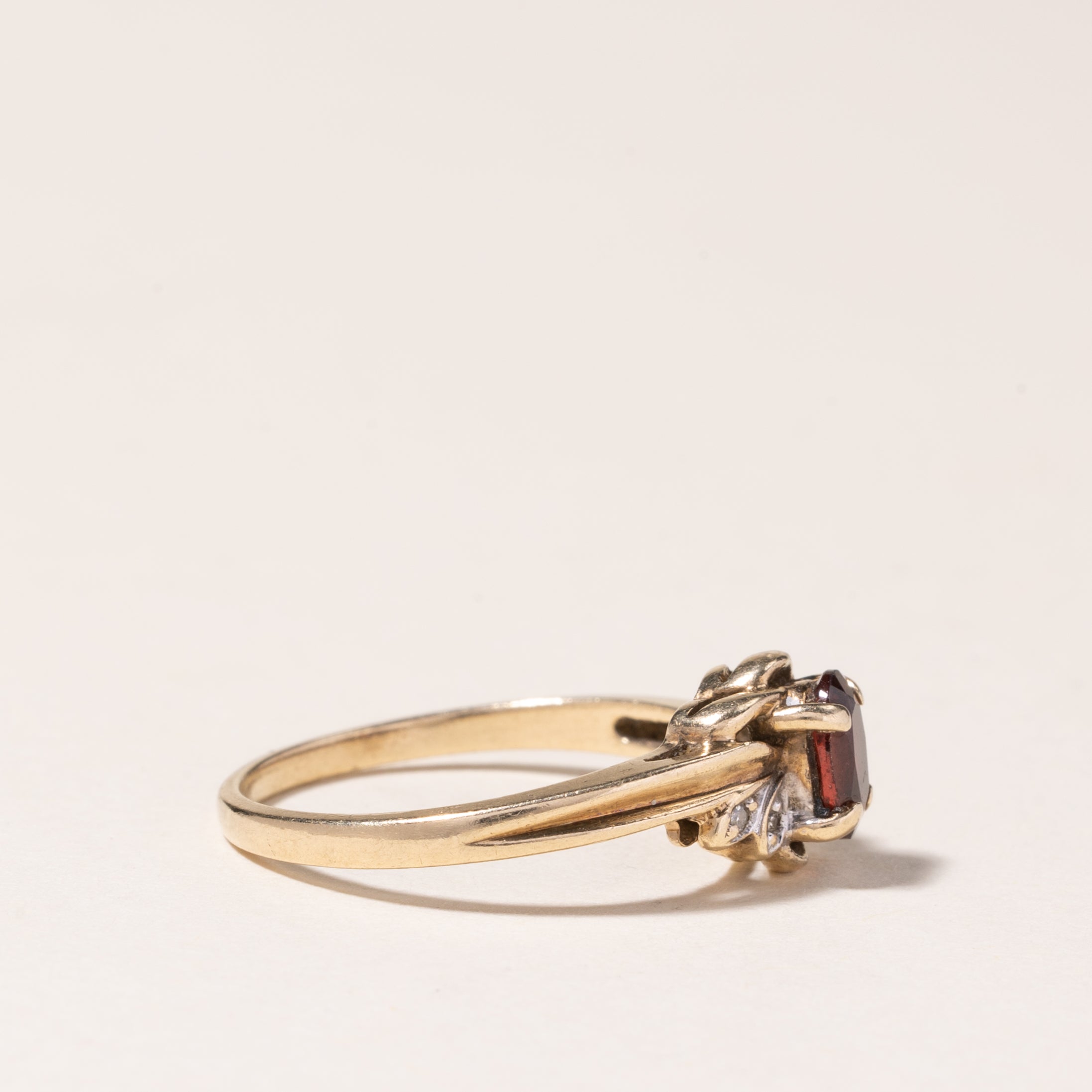 10K Yellow Gold Garnet & Diamond Ring | 0.52ct, 0.01ctw | SZ 6 |