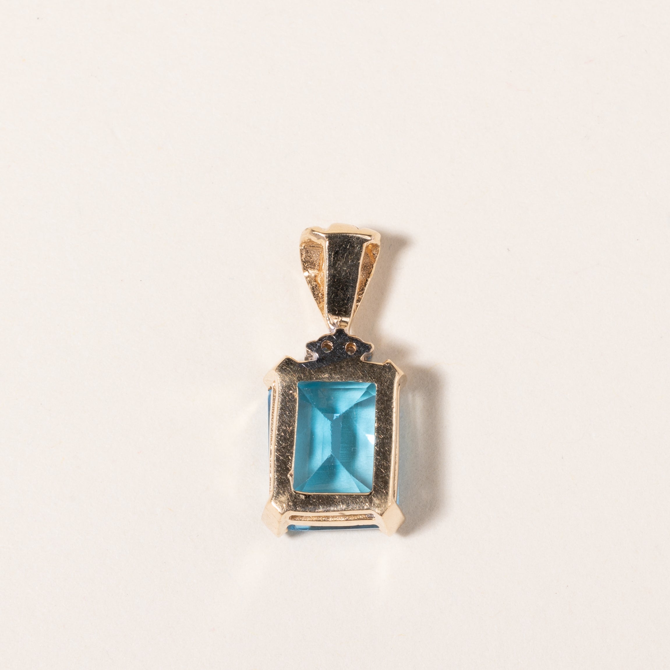Pendentif en or jaune 10 carats, topaze bleue et diamants | 5,14 ct, 0,03 ct au total |