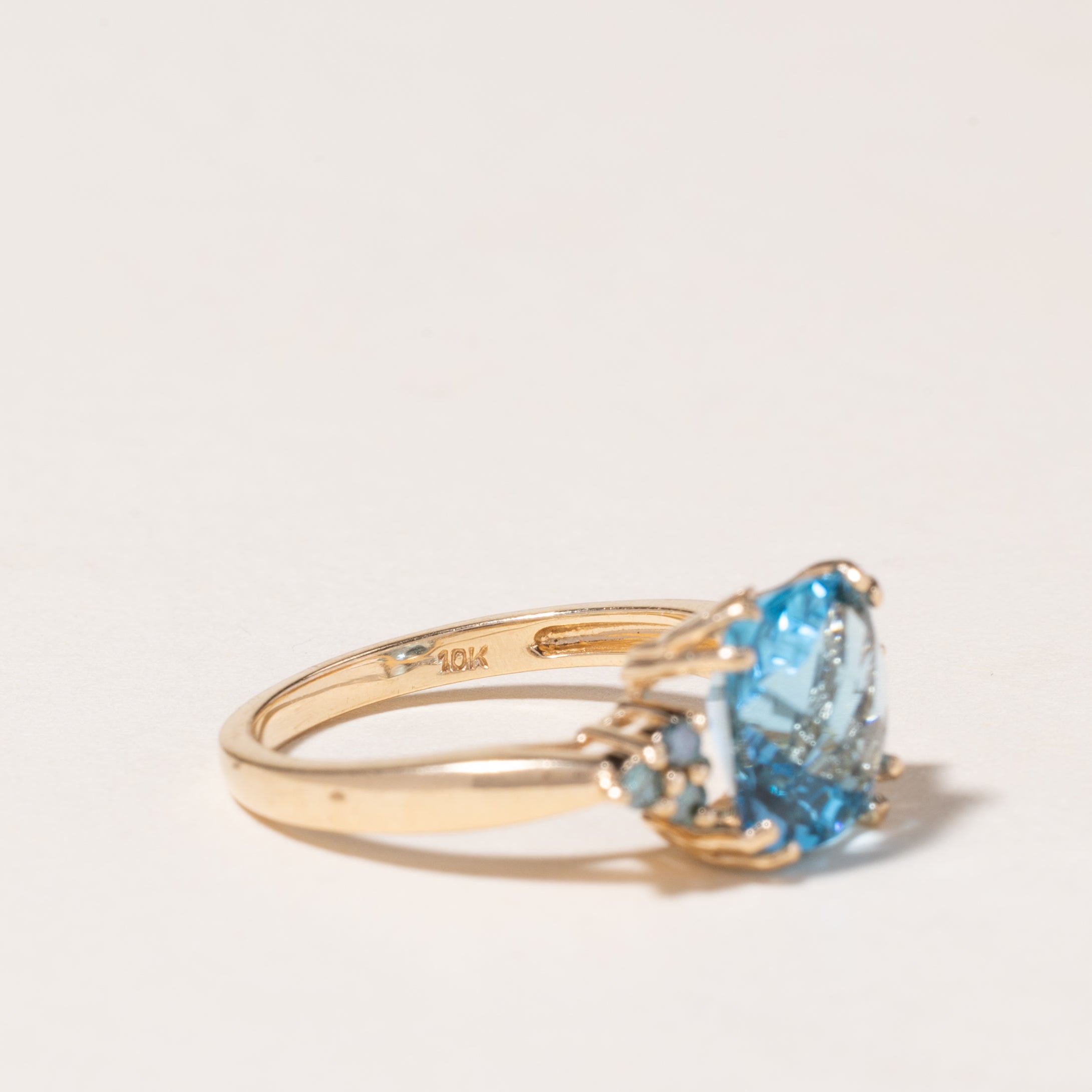 Bague en or jaune 10 carats, topaze bleue et diamants bleus | 2,94 ct, 0,12 ct au total | Taille 6 |