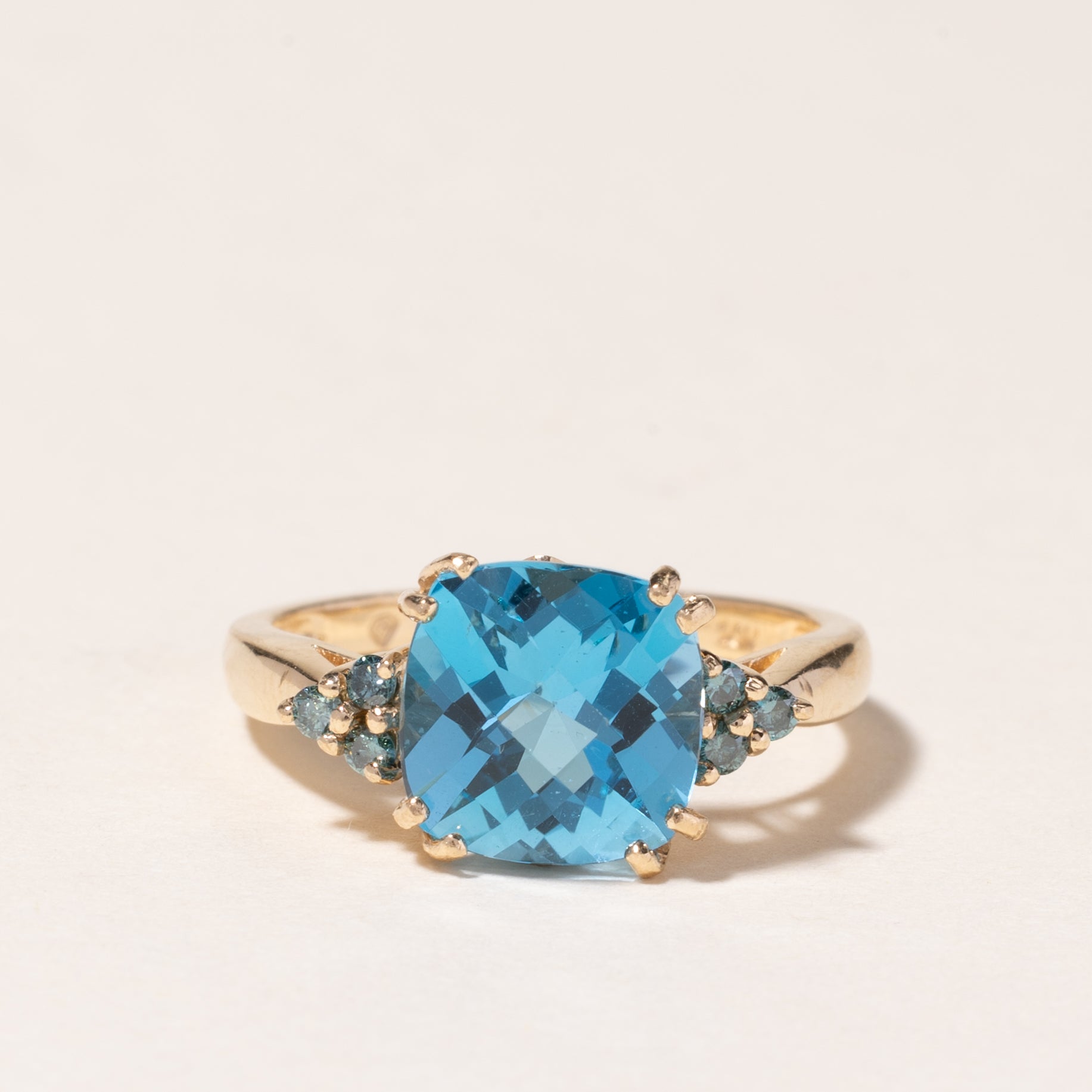 Bague en or jaune 10 carats, topaze bleue et diamants bleus | 2,94 ct, 0,12 ct au total | Taille 6 |