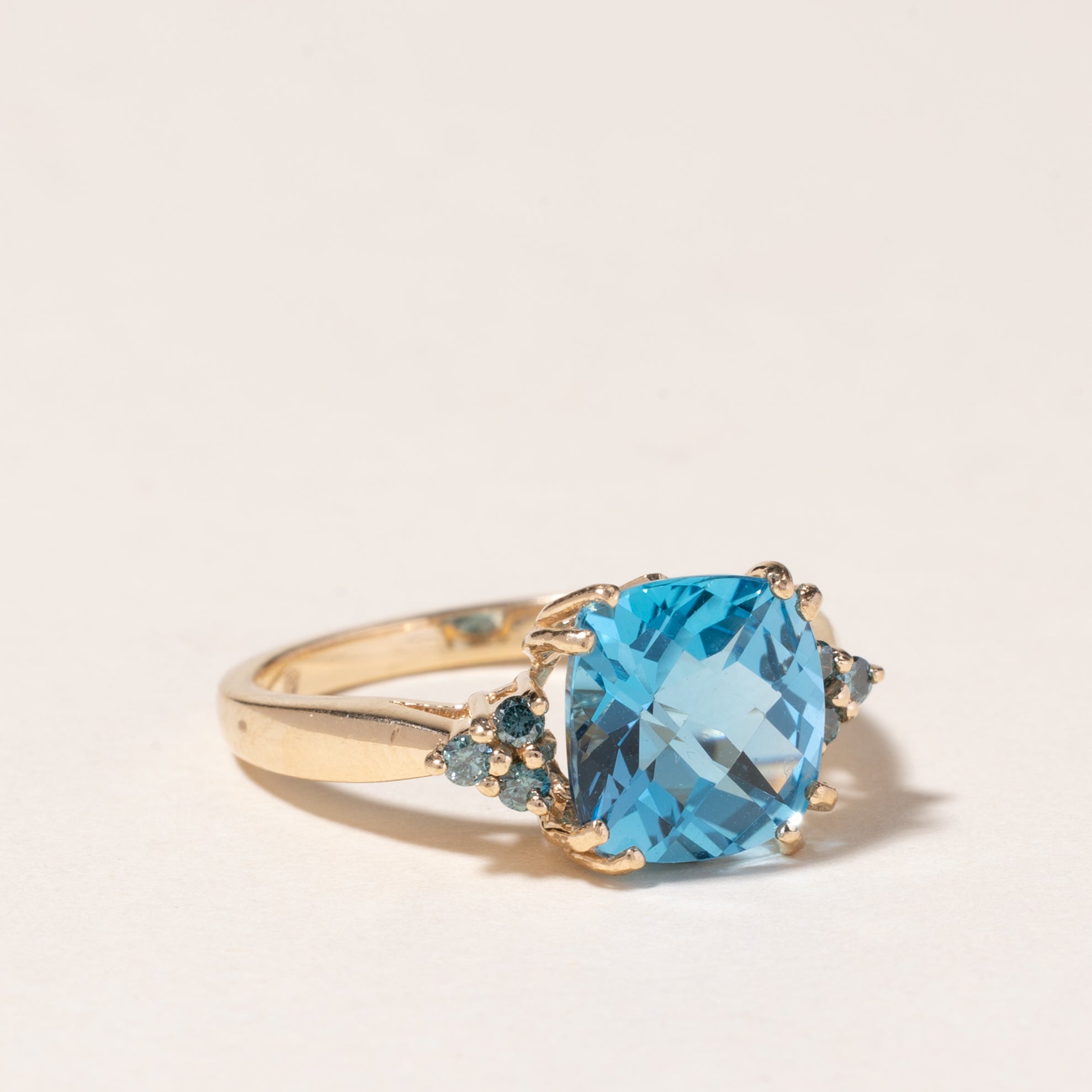 Bague en or jaune 10 carats, topaze bleue et diamants bleus | 2,94 ct, 0,12 ct au total | Taille 6 |
