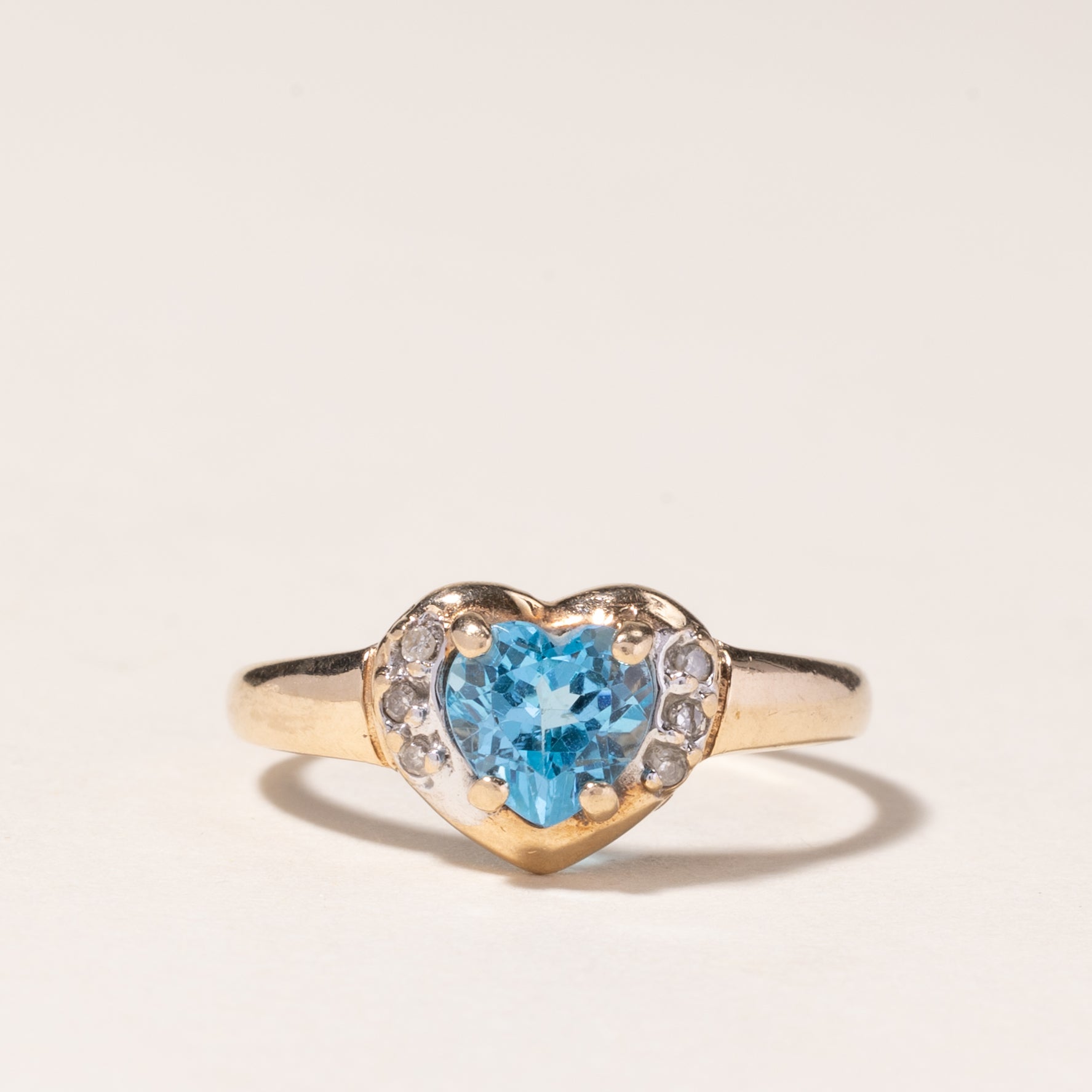 Bague en or jaune 10 carats avec topaze taille cœur et diamants | 1,15 ct, 0,03 ct au total | Taille 6 |