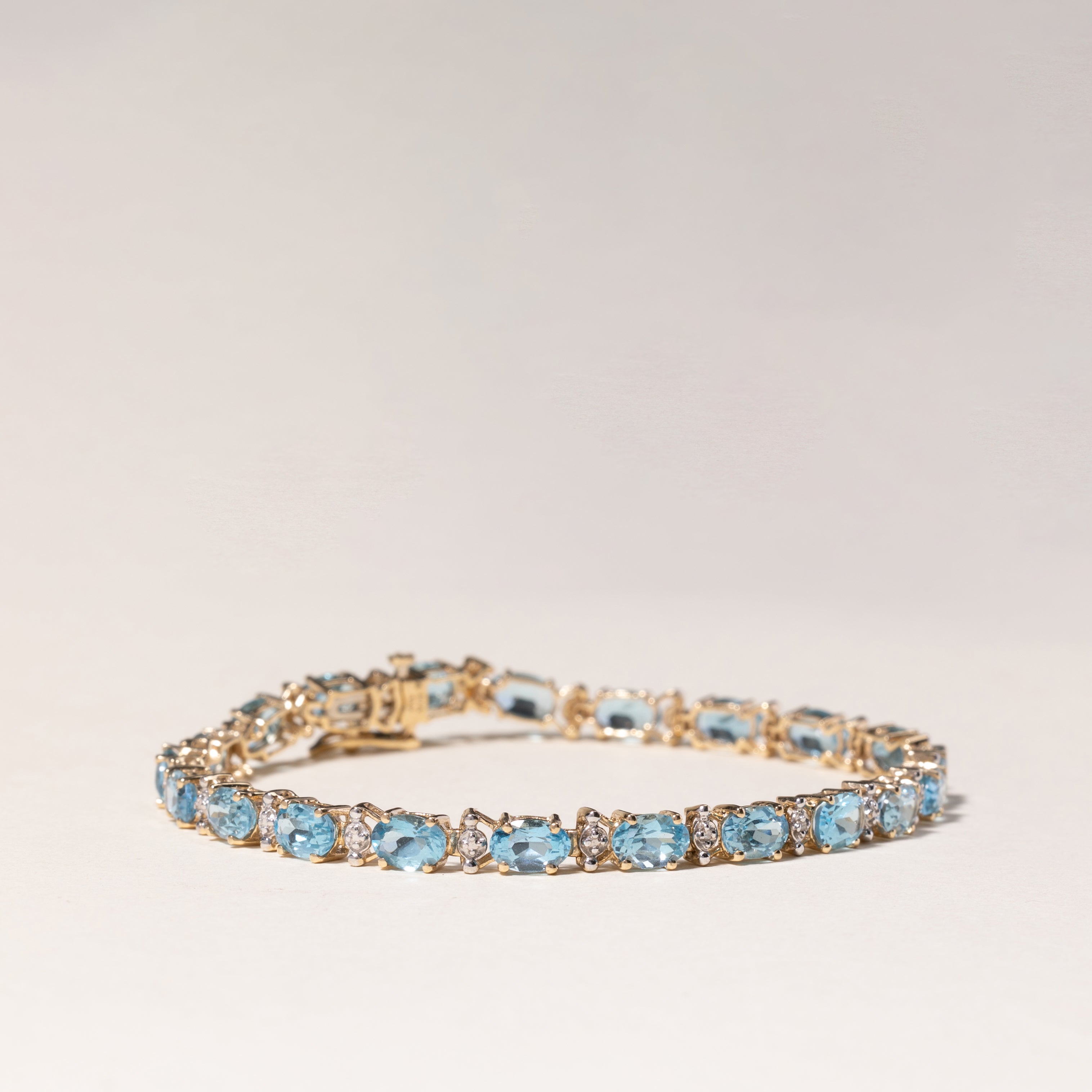 Bracelet en or jaune 10 carats et topaze bleue | 10,29 ct au total, 0,01 ct au total | 18,4 cm |
