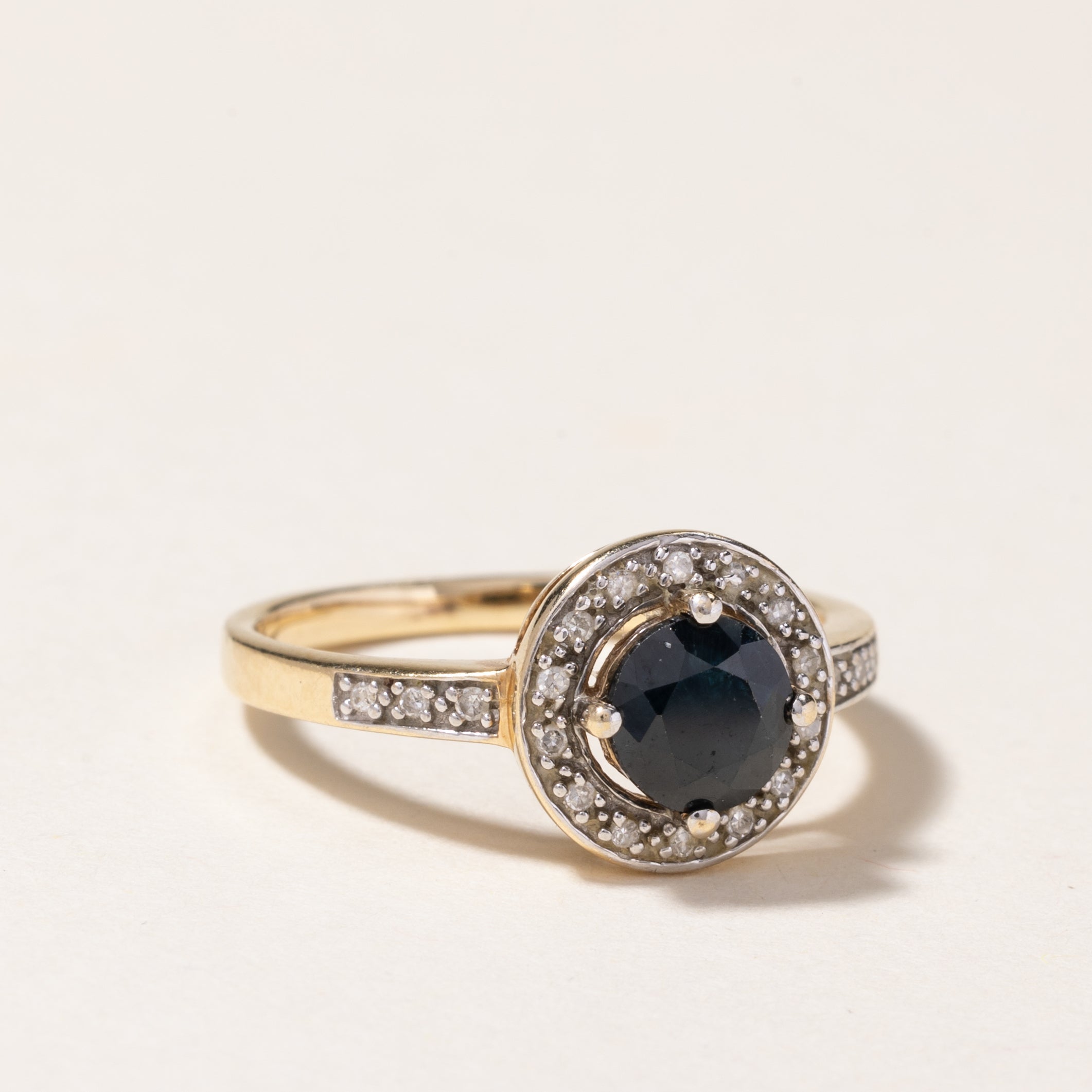 Bague halo saphir et diamants en or 10 carats | 0,80 ct, 0,10 ct au total | Taille 7,25