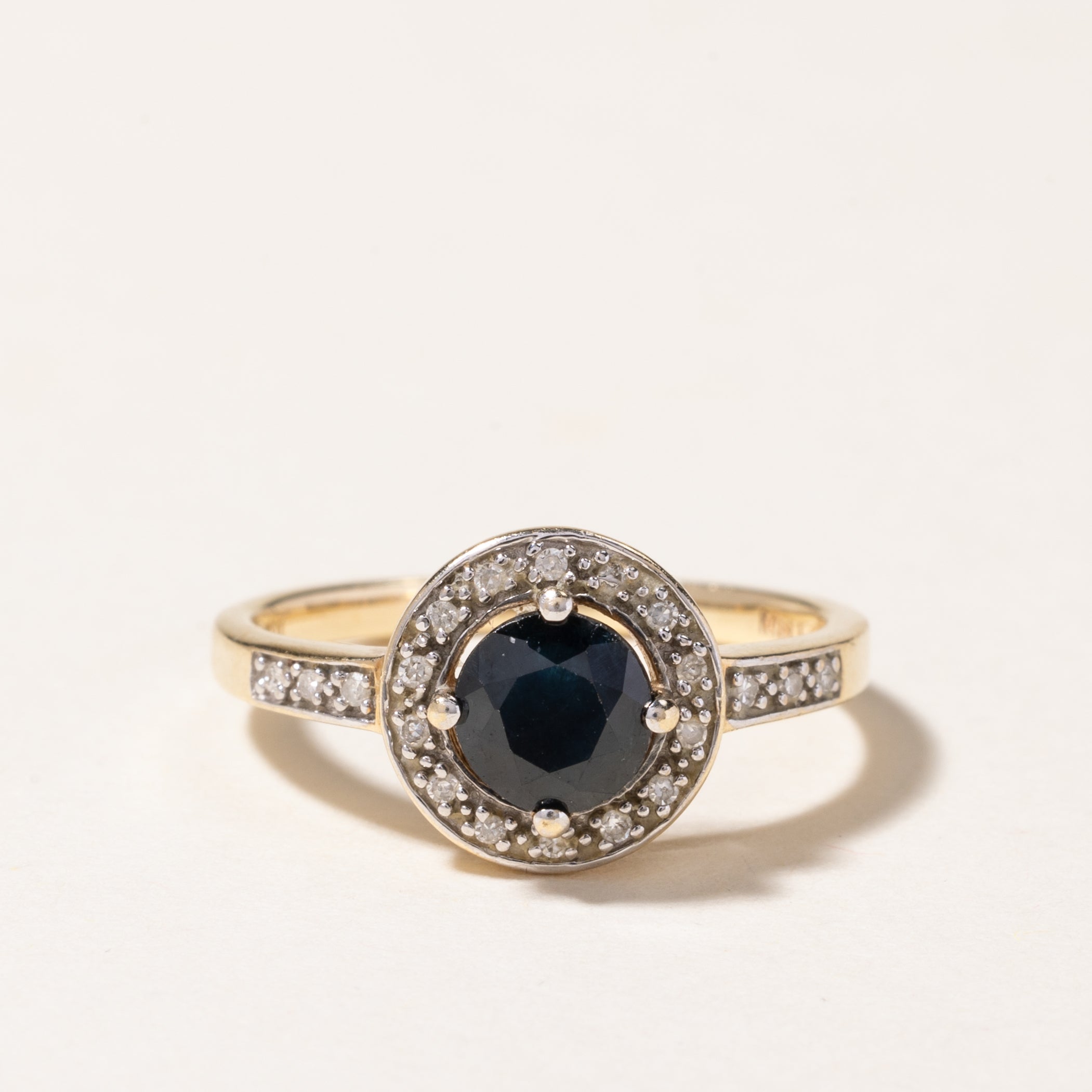 Bague halo saphir et diamants en or 10 carats | 0,80 ct, 0,10 ct au total | Taille 7,25