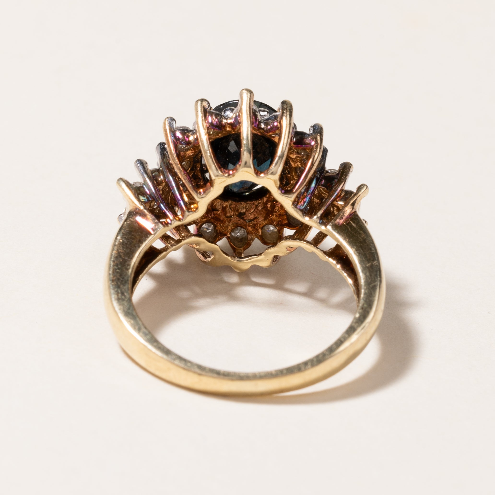 Bague cocktail pétale en or 10 carats, saphir ovale et diamants | 2,46 ct, 0,33 ct au total | Taille 5,5