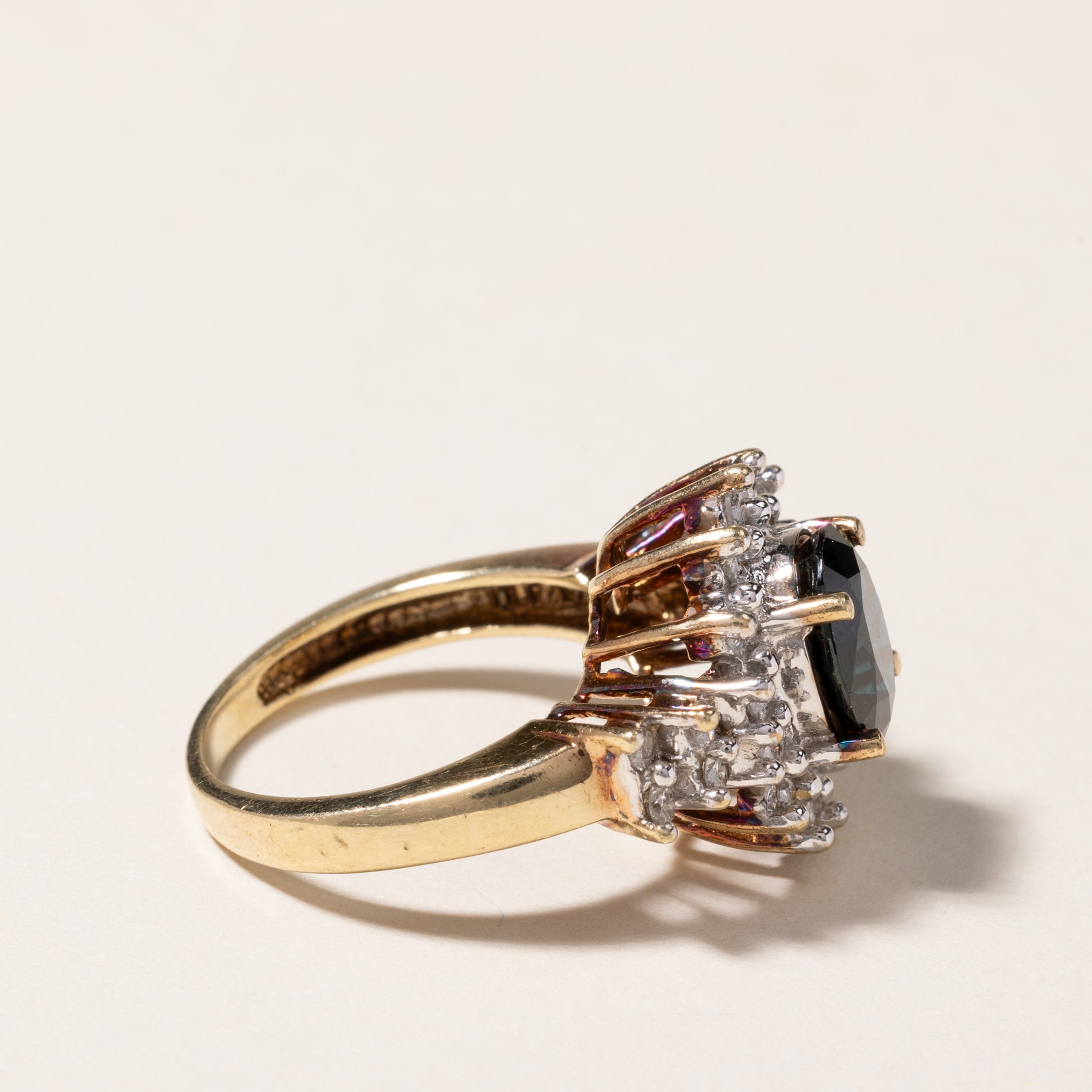 Bague cocktail pétale en or 10 carats, saphir ovale et diamants | 2,46 ct, 0,33 ct au total | Taille 5,5