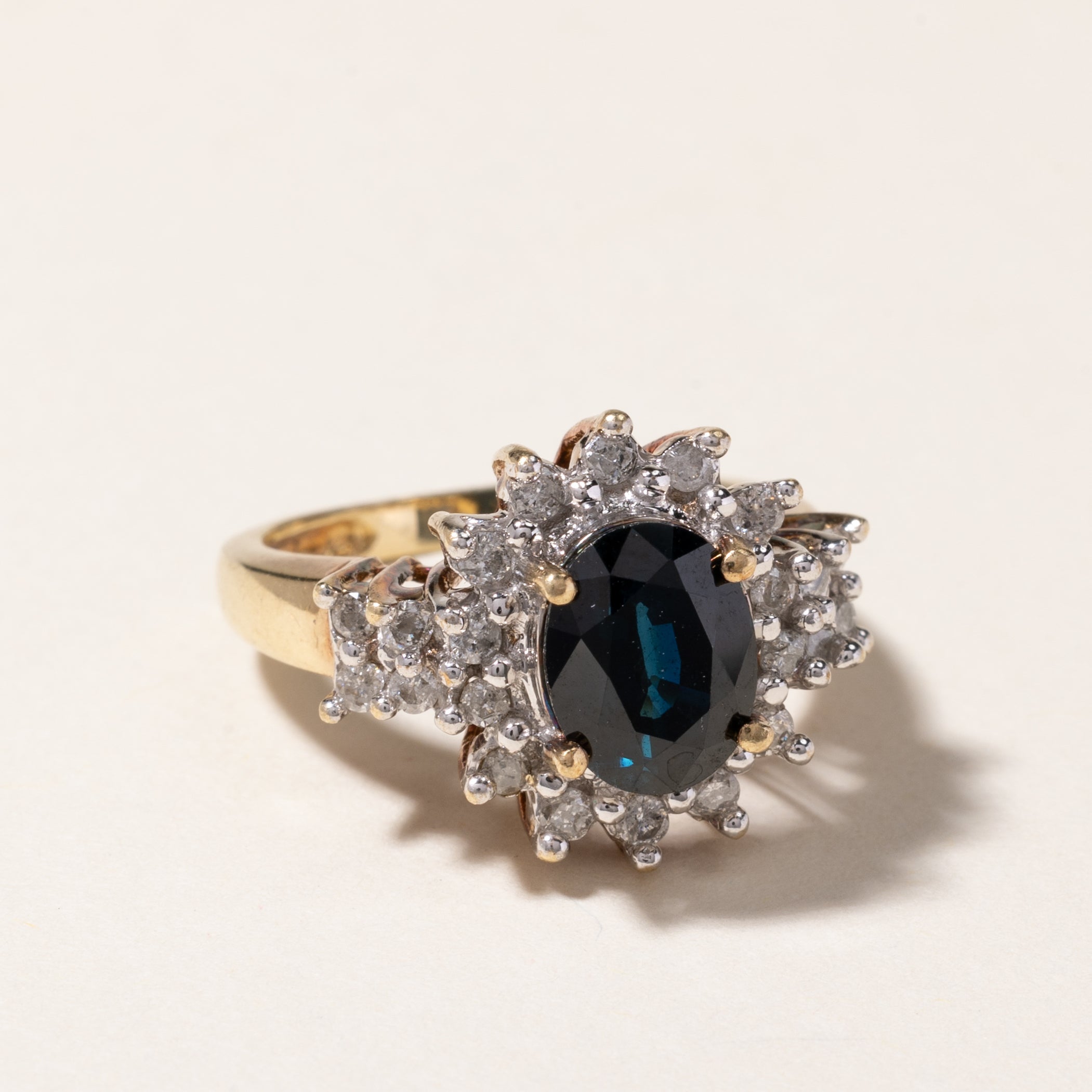 Bague cocktail pétale en or 10 carats, saphir ovale et diamants | 2,46 ct, 0,33 ct au total | Taille 5,5