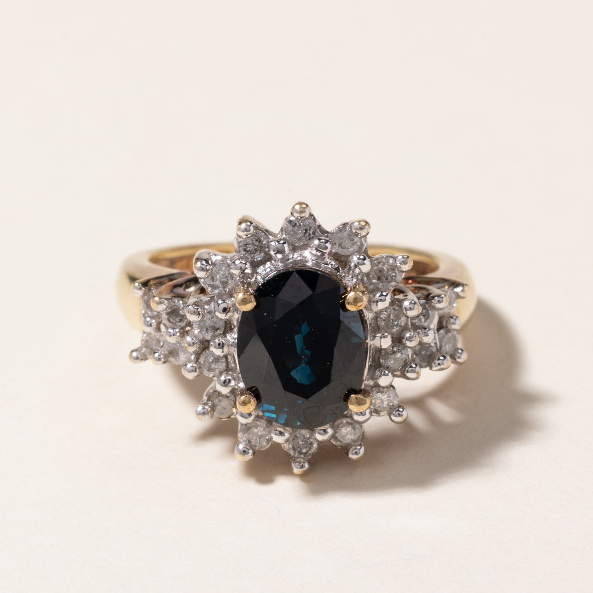 Bague cocktail pétale en or 10 carats, saphir ovale et diamants | 2,46 ct, 0,33 ct au total | Taille 5,5