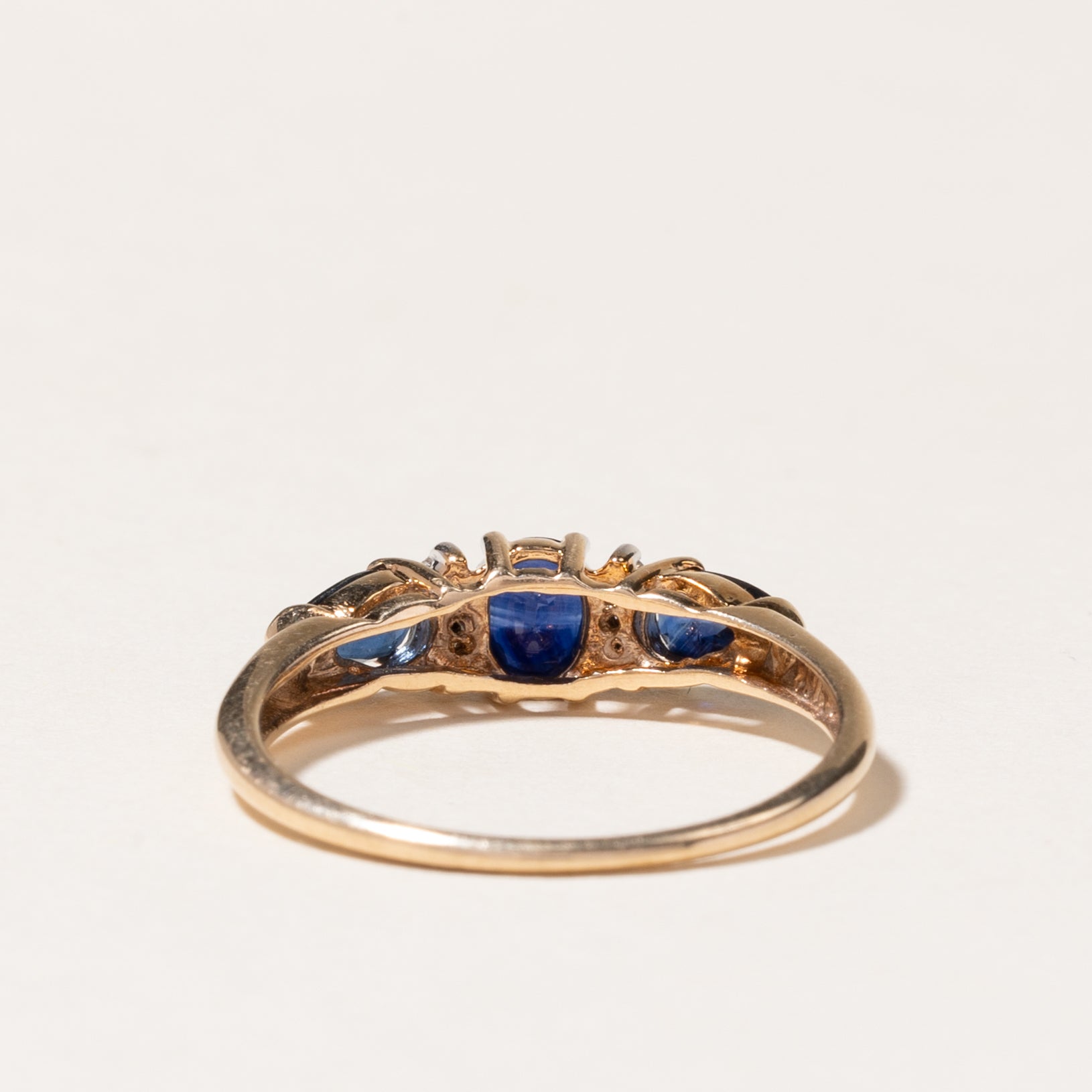 Bague trois pierres en or jaune 10 carats, saphirs et diamants | 0,86 ct et 0,06 ct au total | Taille 7