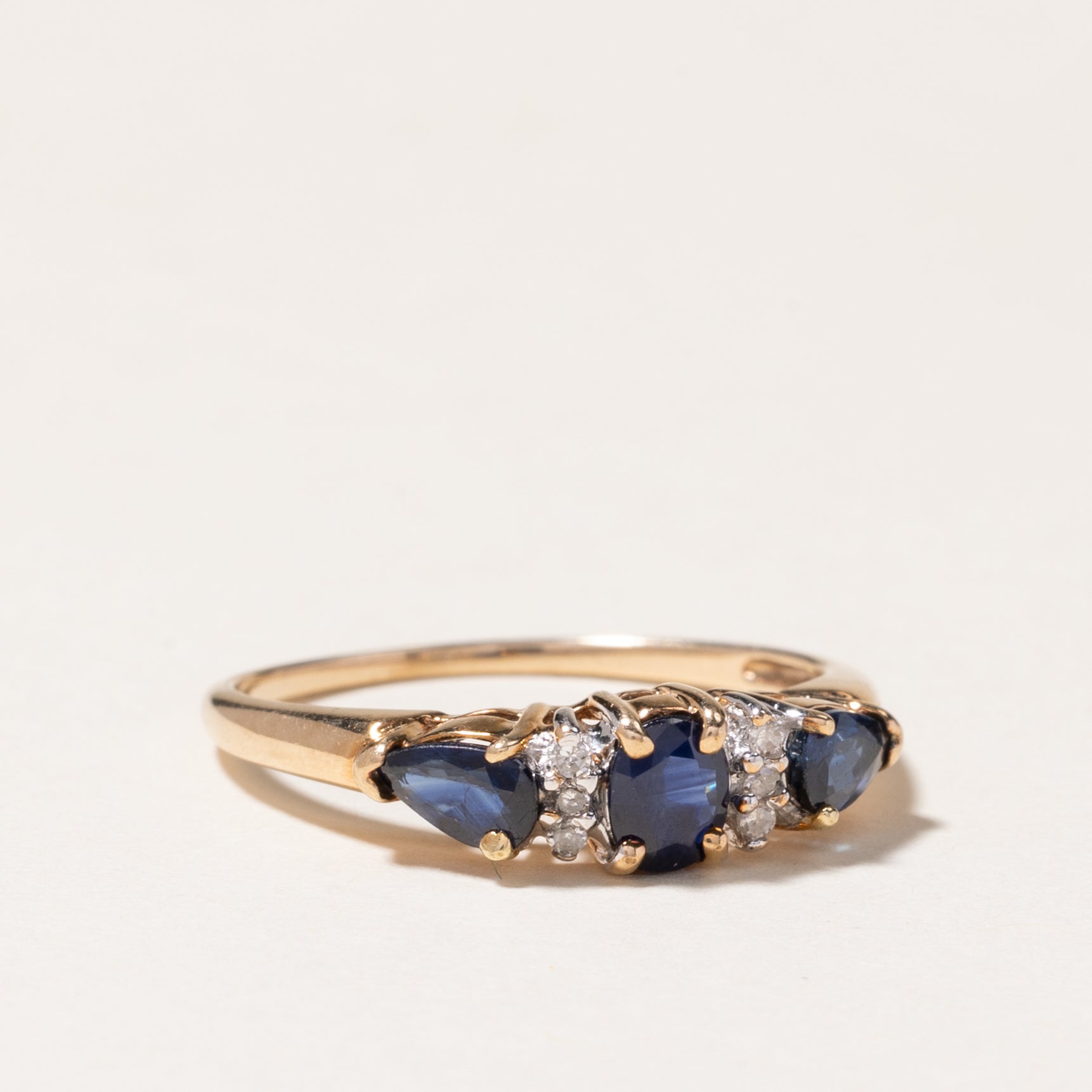 Bague trois pierres en or jaune 10 carats, saphirs et diamants | 0,86 ct et 0,06 ct au total | Taille 7