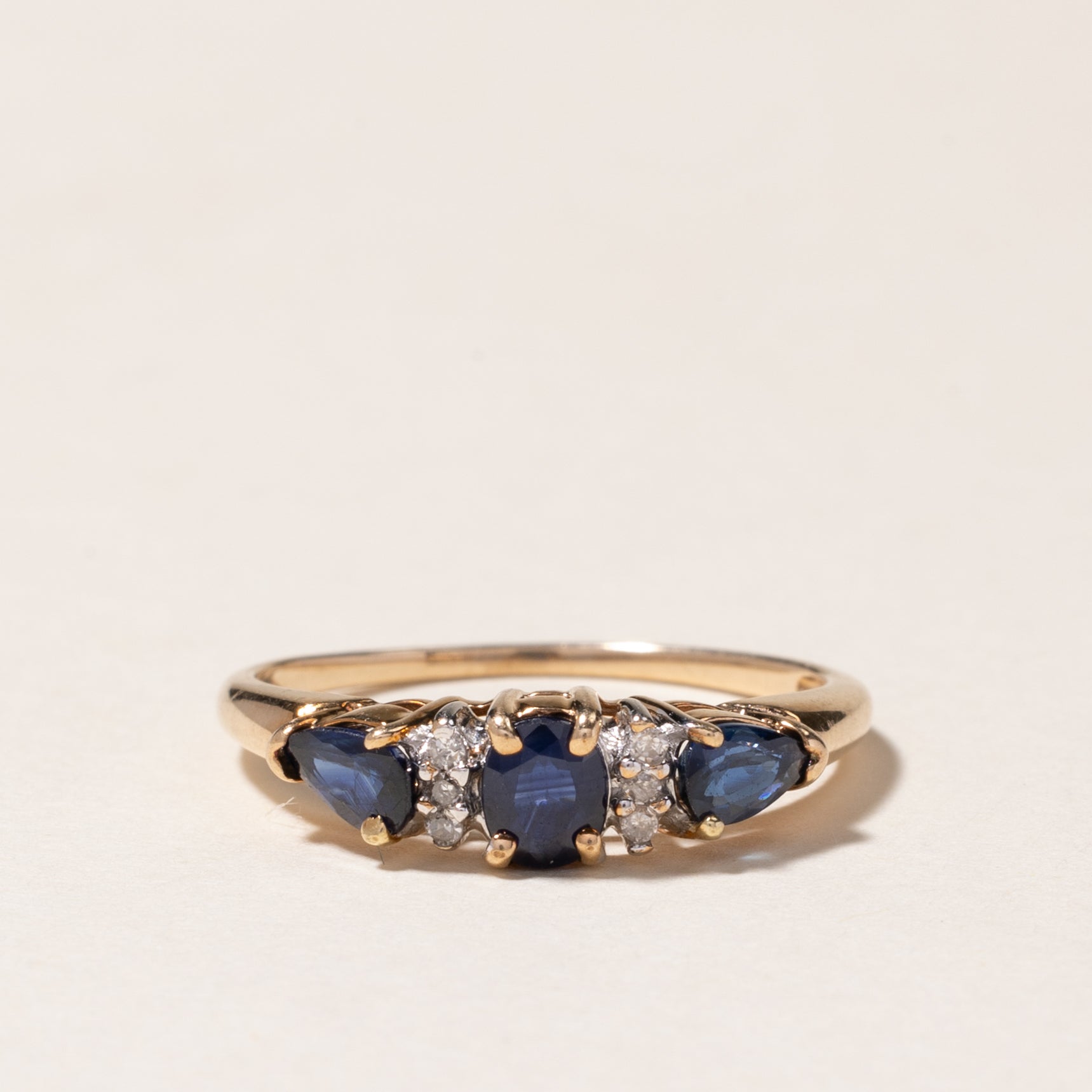Bague trois pierres en or jaune 10 carats, saphirs et diamants | 0,86 ct et 0,06 ct au total | Taille 7