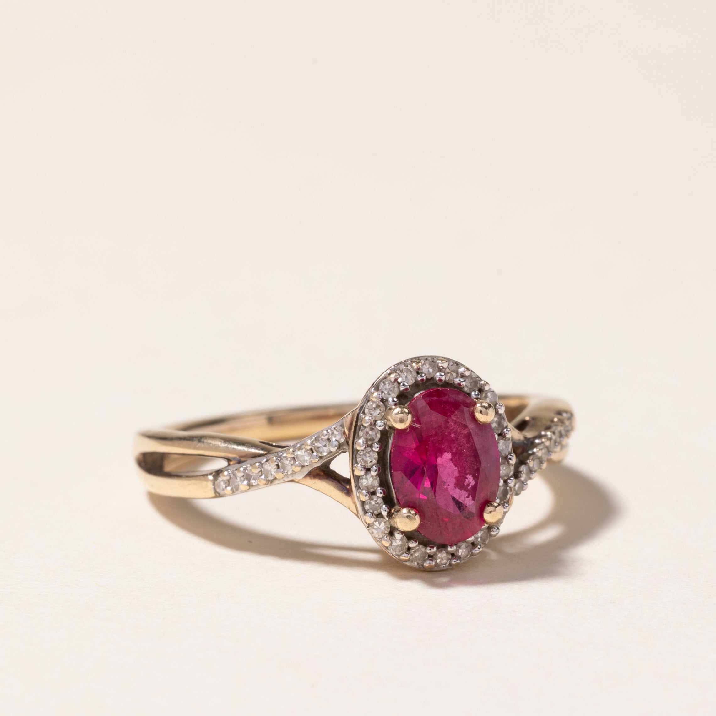 Bague croisée en or 10 carats avec halo de rubis et diamants synthétiques | 0,80 ct, 0,19 ct au total | Taille 7